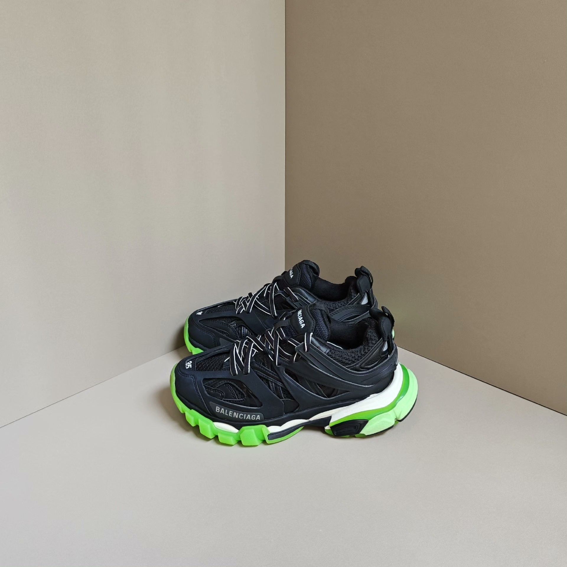 Balenciaga Balenciaga Green Lowtop Sneakers us_5 Women Size US 5 / IT 35 - 1 Thumbnail