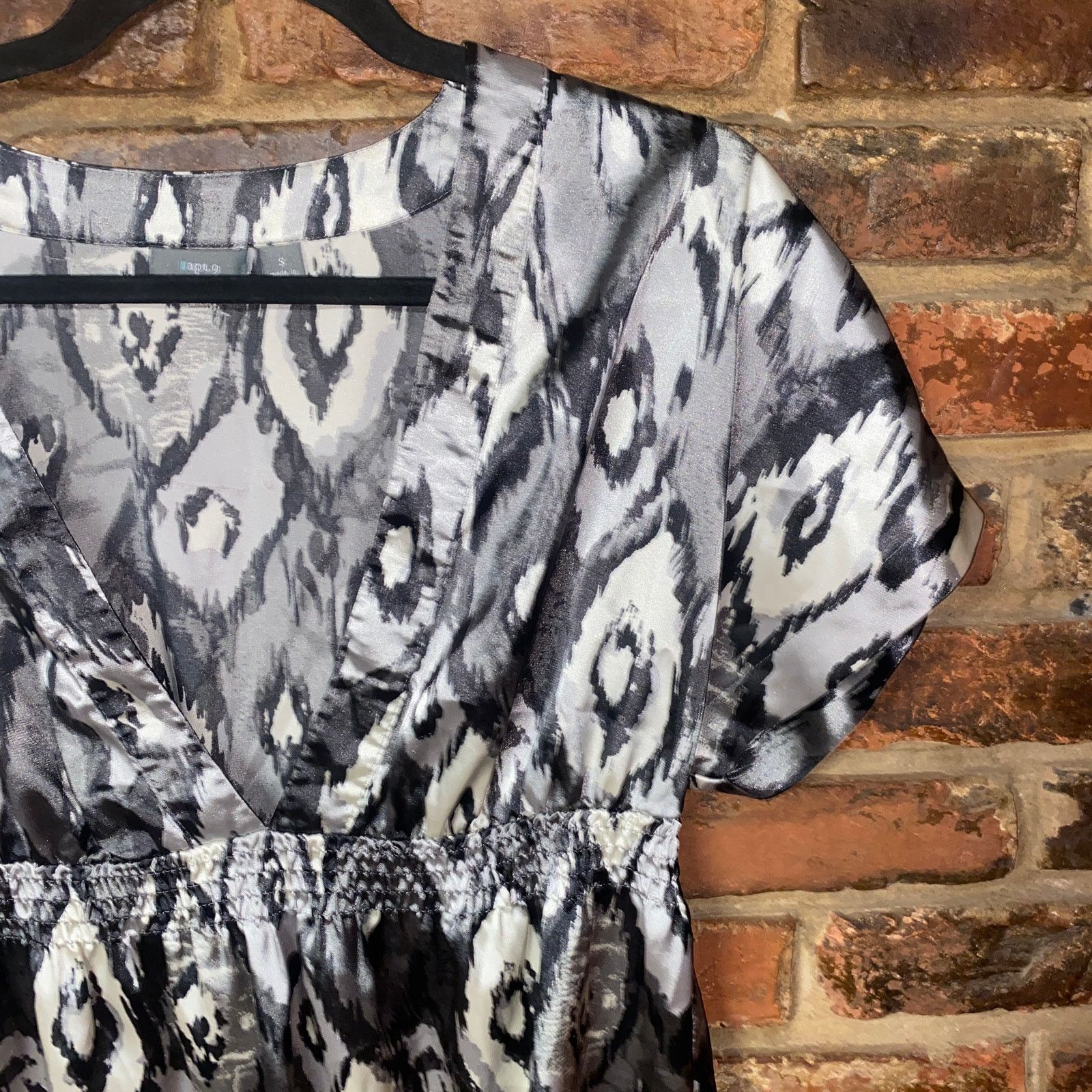 Apt. 9 Apt. 9 Gray Black Printed Short Sleeve V-Neck Top Size Small Size S / US 4 / IT 40 - 2 Thumbnail