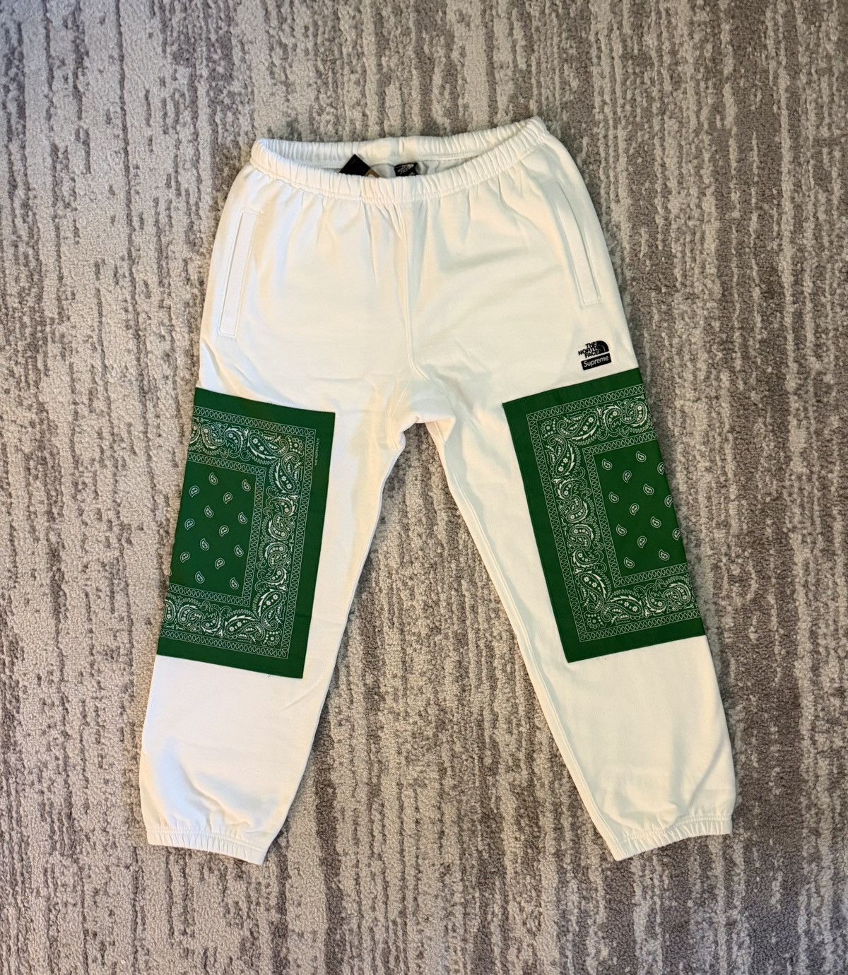 Supreme × The North Face Supreme x The North Face Bandana Sweatpants White Green Size US 30 / EU 46 - 1 Thumbnail