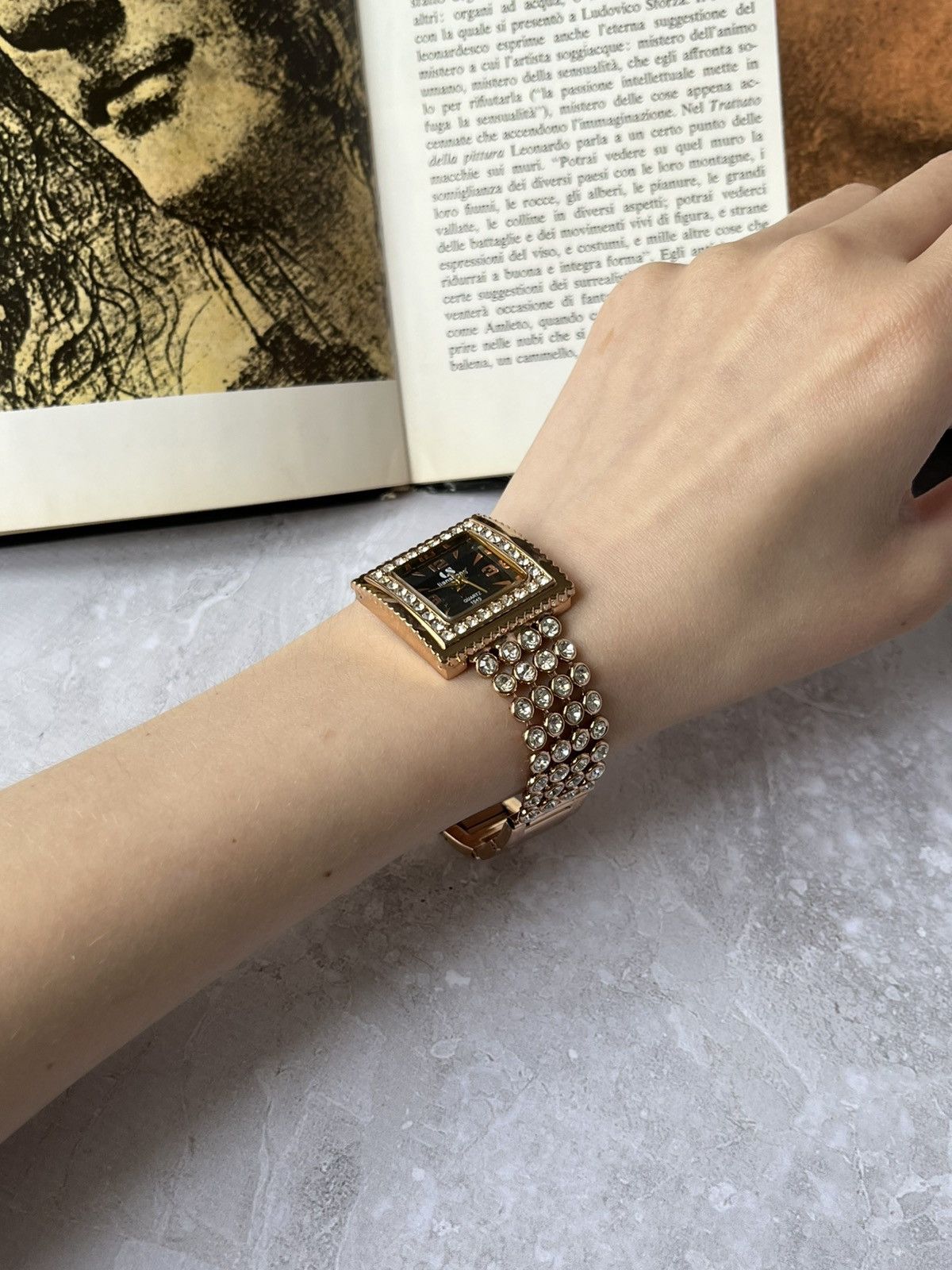 Liansheng Quartz Luxury Watch with Rhinestones