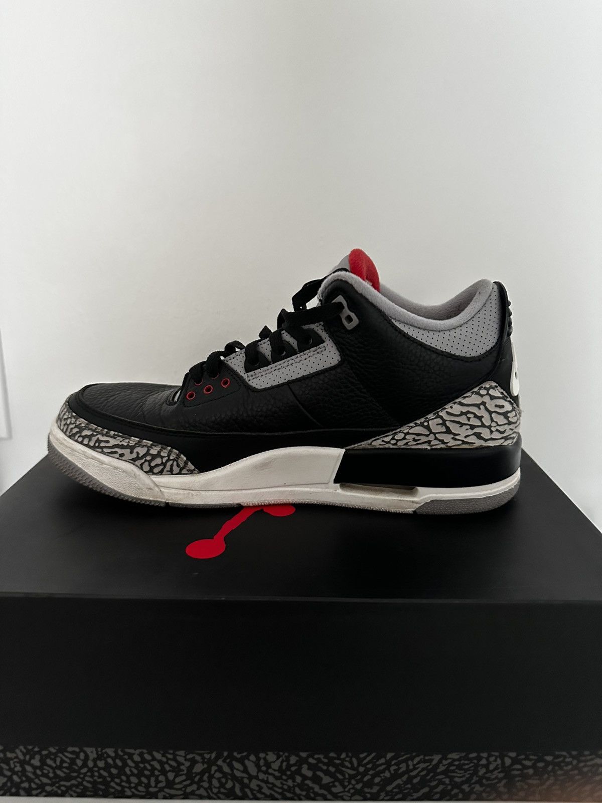 Jordan Brand Jordan 3s Black Cement 3s 2018 Size US 10.5 / EU 43-44 - 2 Thumbnail