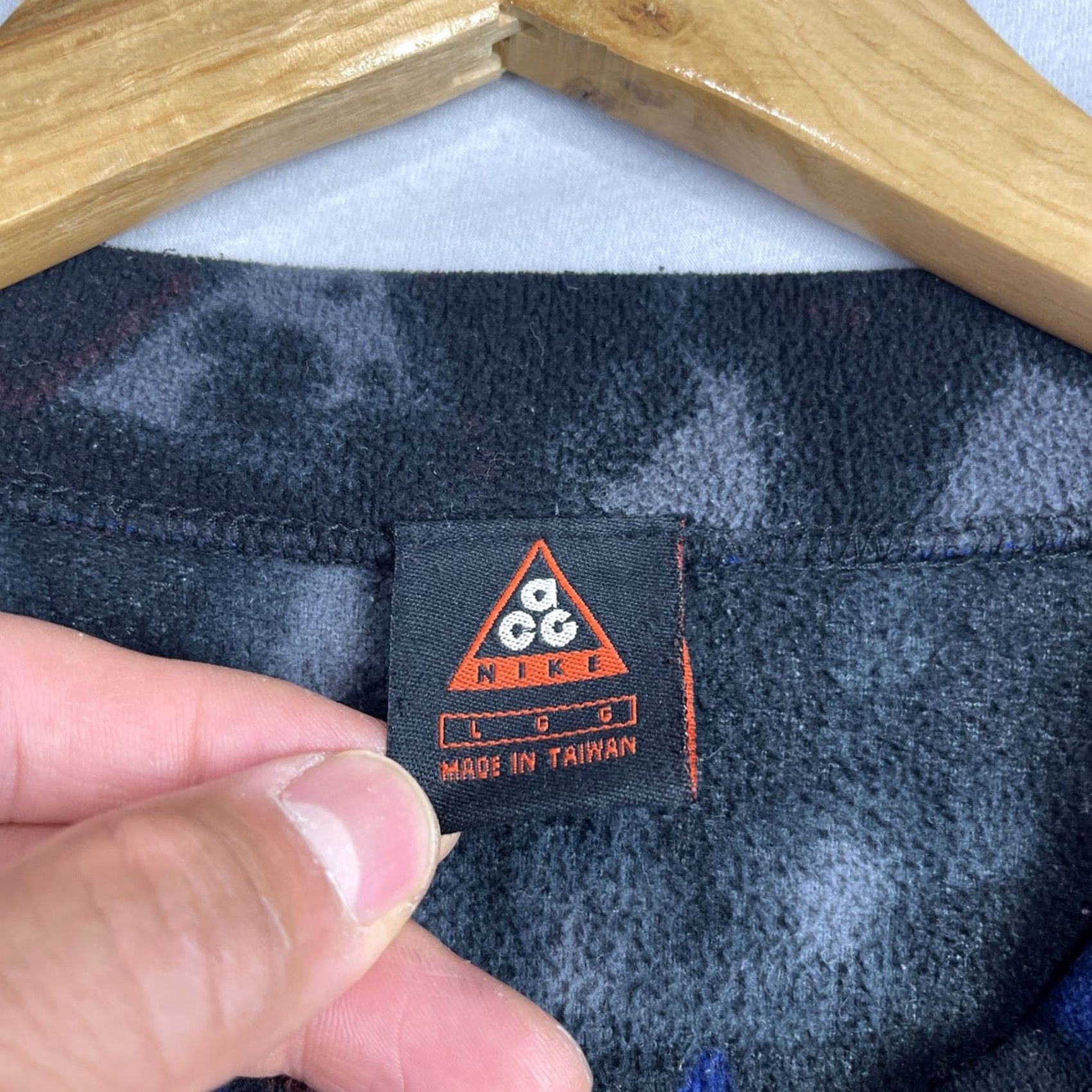 Nike VINTAGE Nike ACG Sweater Mens Large Black Therma Fit Fleece Pullover Geometric Size US L / EU 52-54 / 3 - 6 Thumbnail