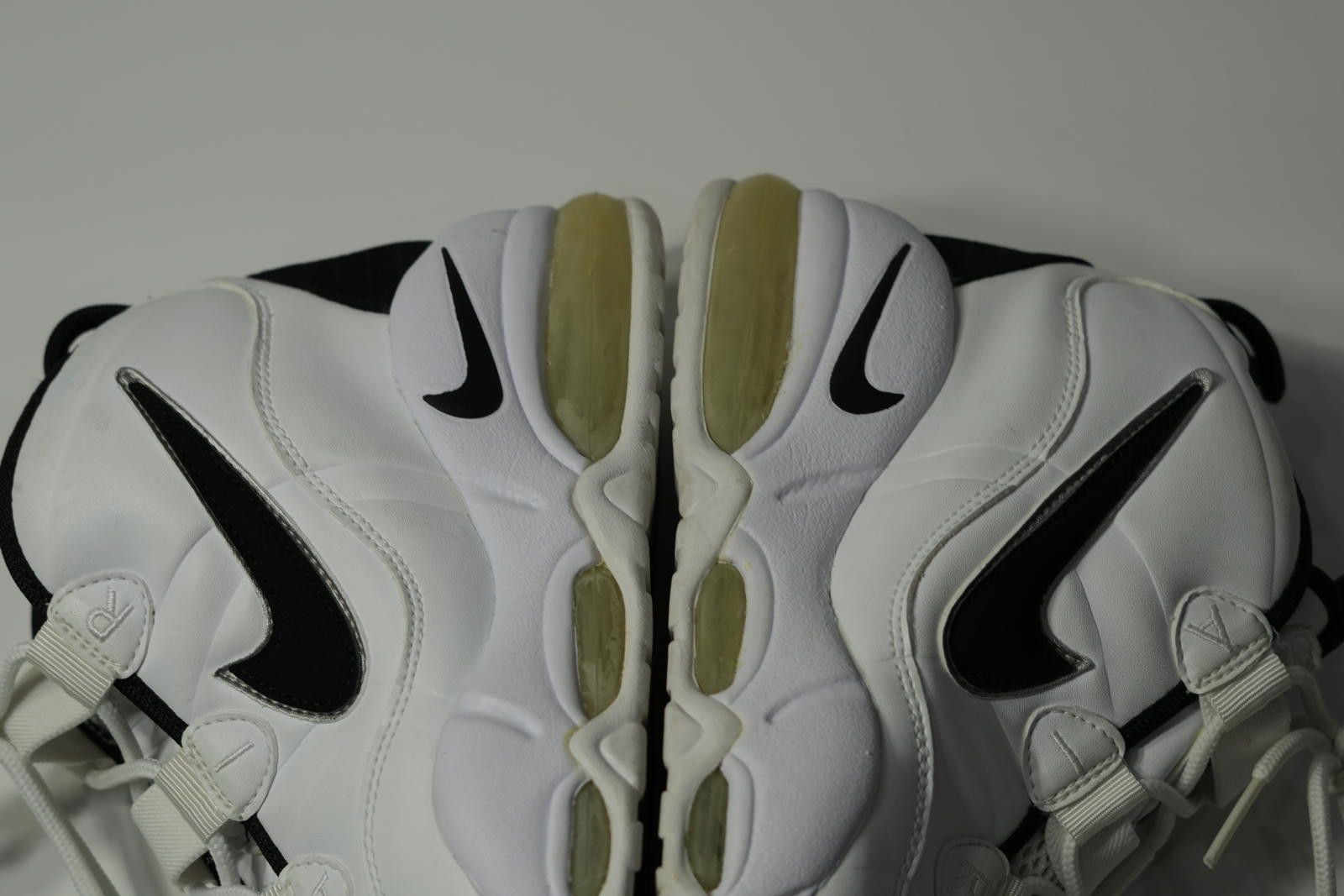 Nike Nike Sneaker Men's 10 White Black 2002 Uptempo 624011 101 Size US 10 / EU 43 - 5 Thumbnail