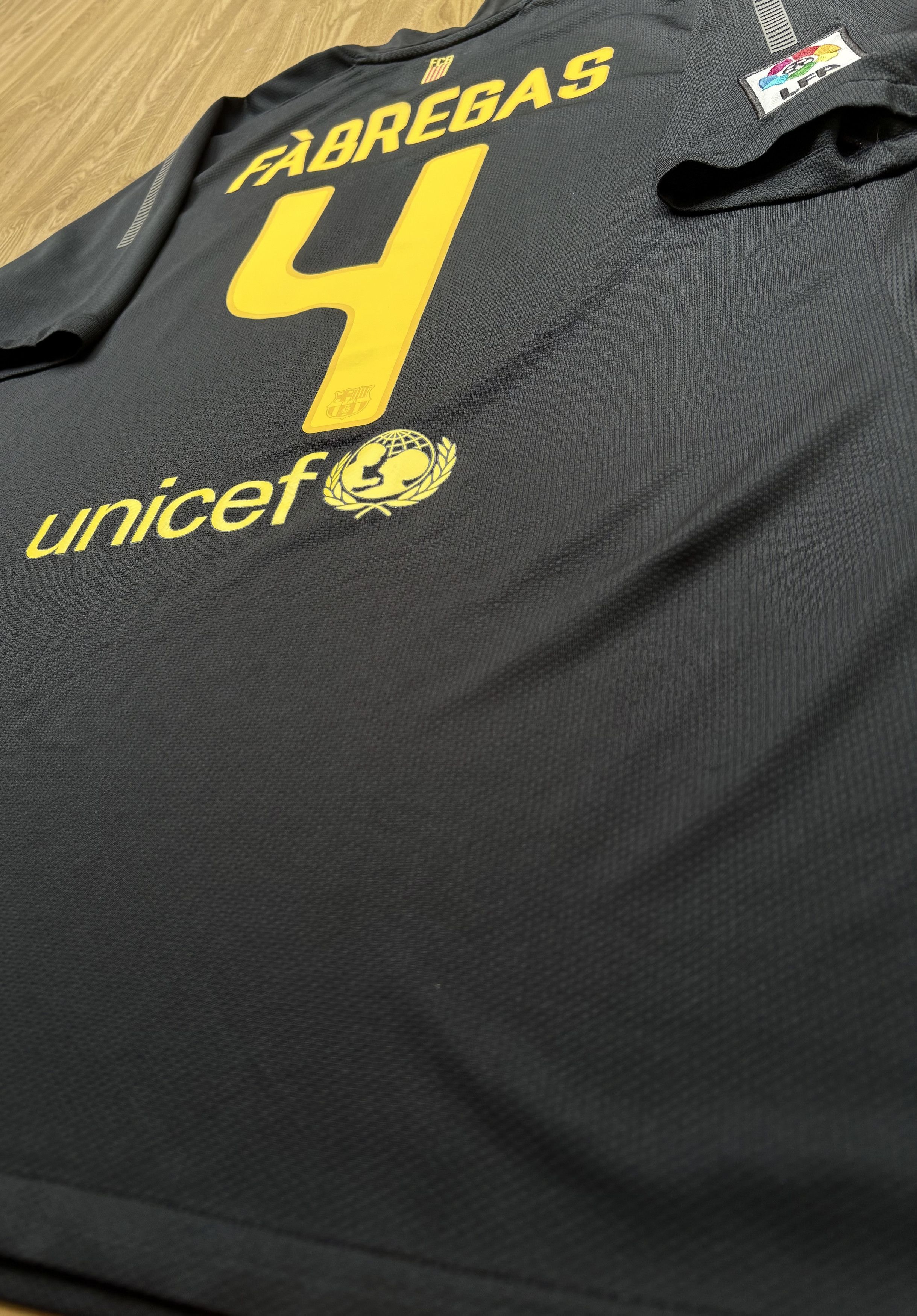 Nike FC Barcelona 2011/12 Away Jersey – Fàbregas #4 – Size L Size US L / EU 52-54 / 3 - 13 Thumbnail