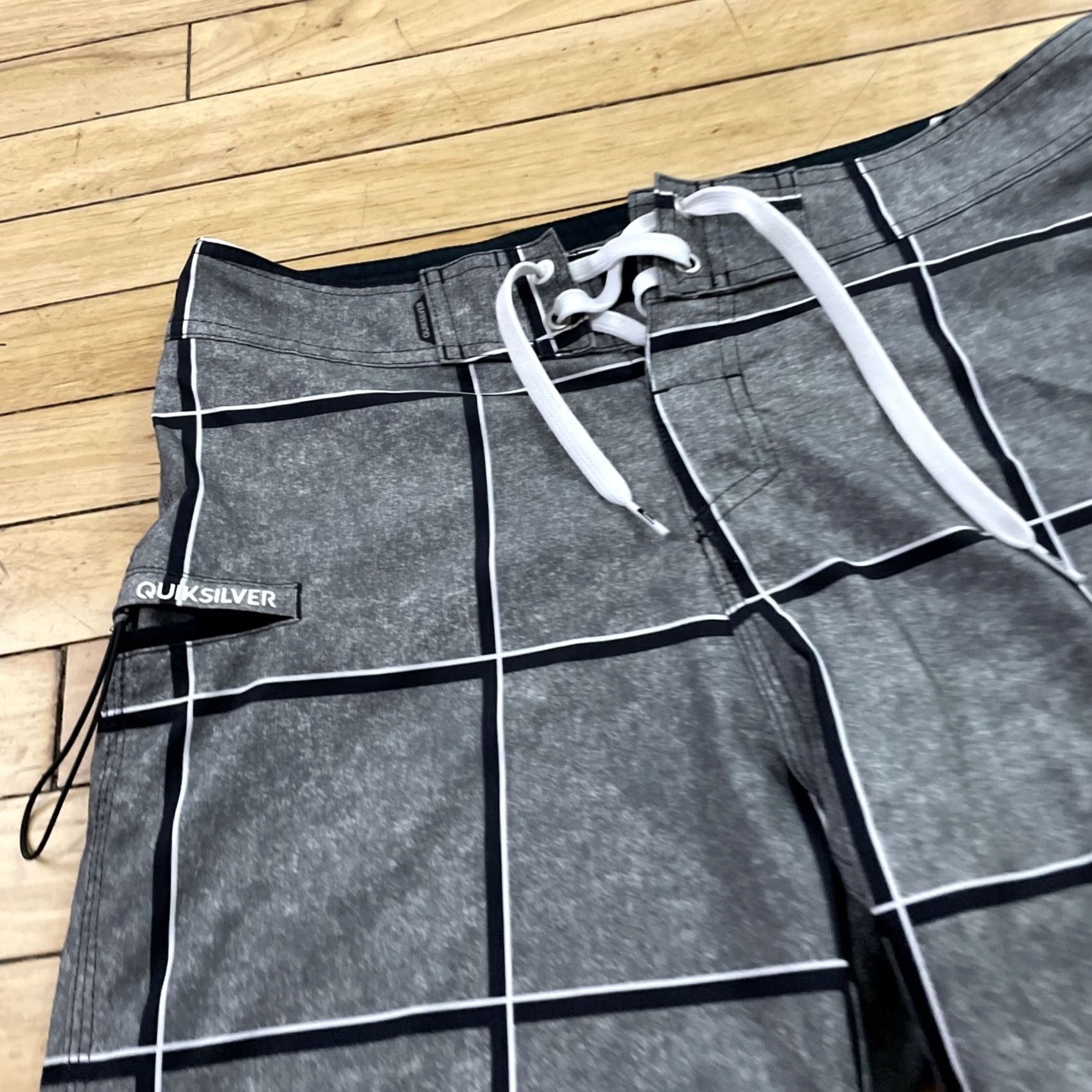 Quiksilver VINTAGE QUIKSILVER Board Shorts Men 30 Gray Black Plaid Active Swim Trunks Surf 30x10 Mens Size US 30 / EU 46 - 5 Thumbnail