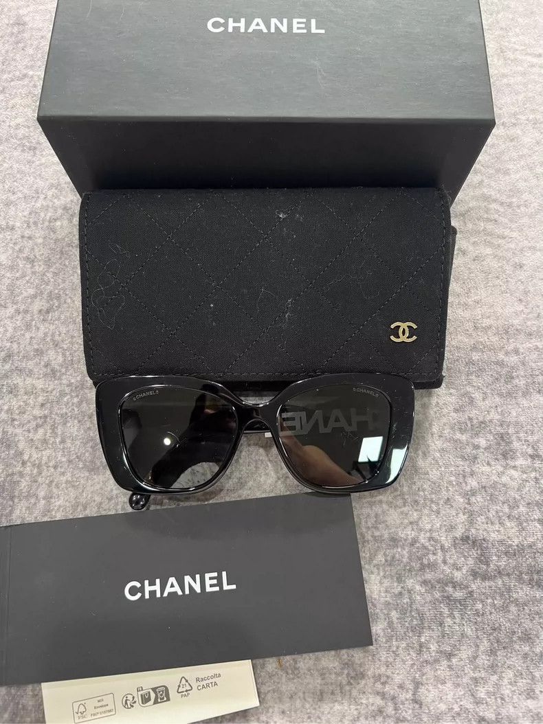 Chanel Chanel Black and white side rhinestone slogan sunglasses Size ONE SIZE - 1 Thumbnail
