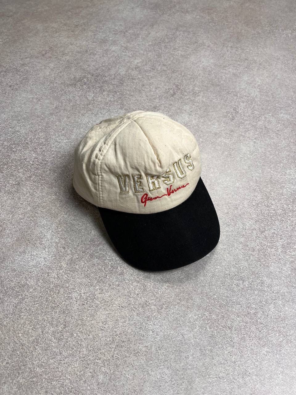 Versace × Versus Versace × Vintage VINTAGE 90’s VERSACE VERSUS GIANNI ARCHIVAL CAP Y2K Os Size ONE SIZE - 2 Thumbnail
