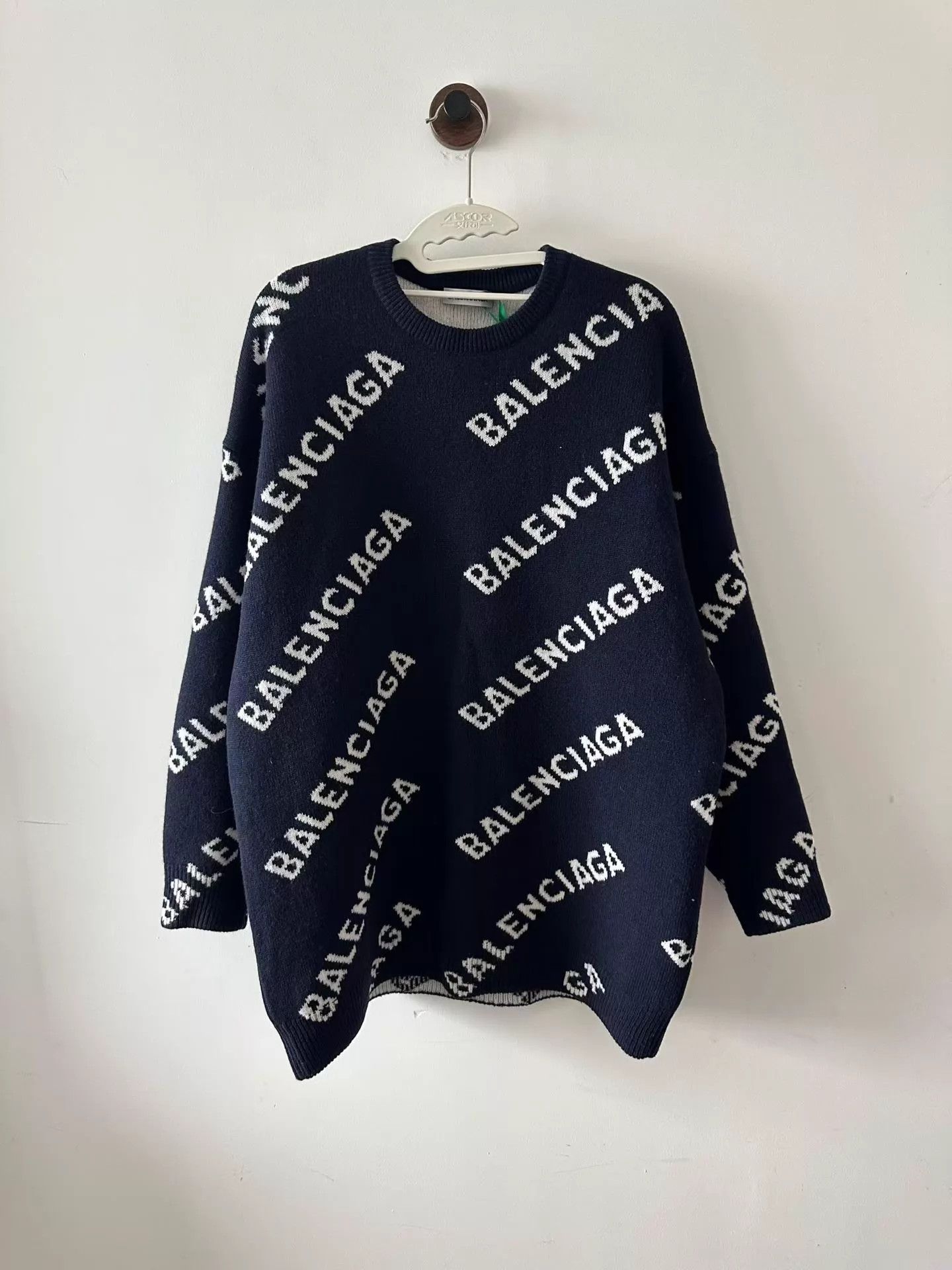 Balenciaga Balenciaga slogan sweater M Worn Once Size M / US 6-8 / IT 42-44 - 1 Thumbnail