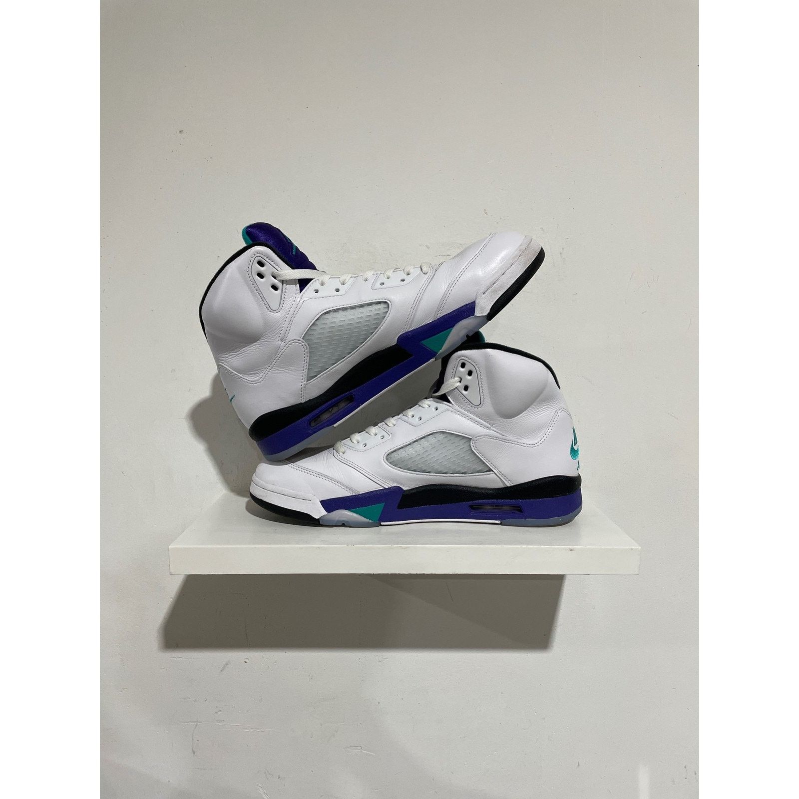 Nike JORDAN 5 RETRO GRAPE 2025 SIZE 13 PREOWNED Size US 13 / EU 46 - 2 Thumbnail