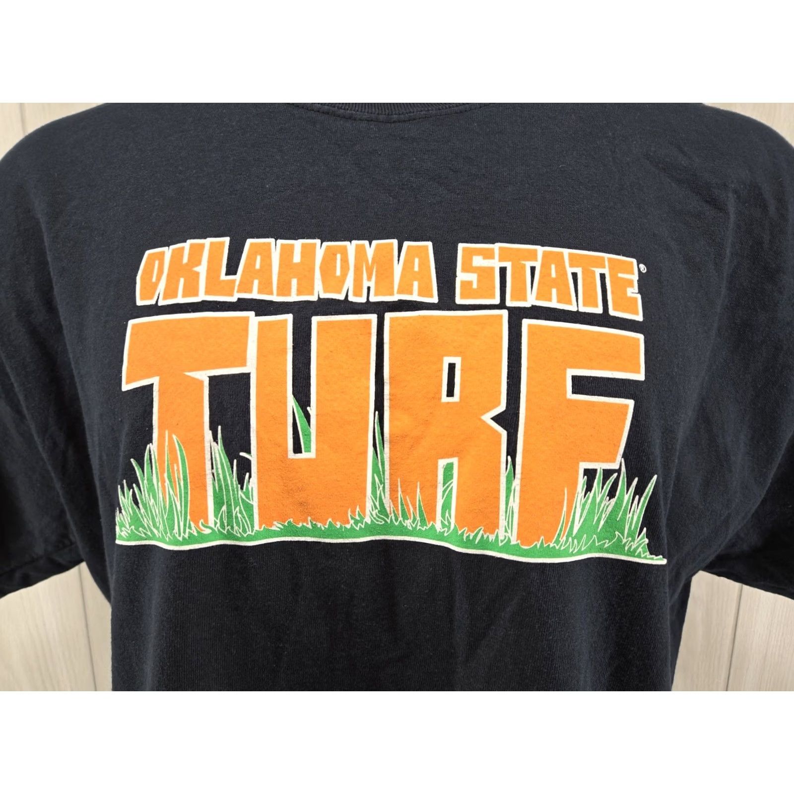Gildan Oklahoma State Turff Cowboys OSU NCAA T Shirt XL DBL Sided Black Mens Size US XL / EU 56 / 4 - 4 Thumbnail