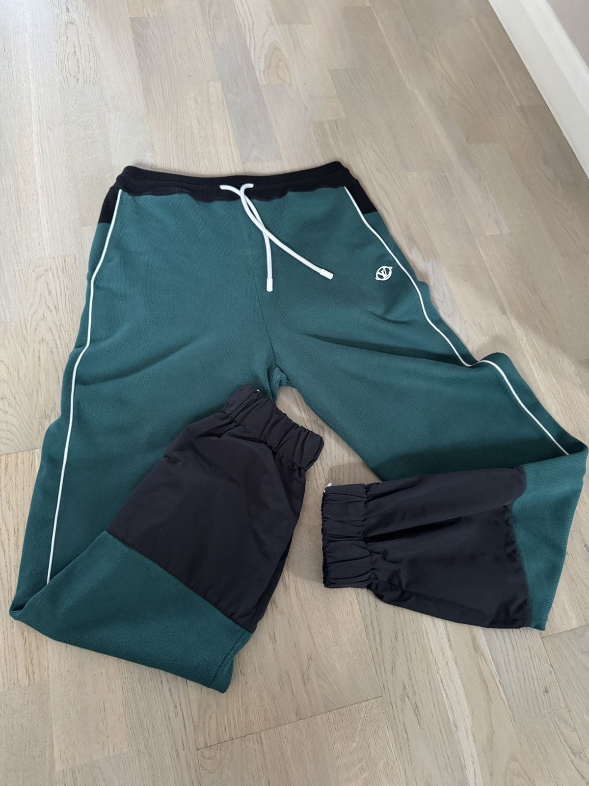 Louis Vuitton LOUIS VUITTON HYBRID NYLON JOGGER sizes in photos by tap Size US 32 / EU 48 - 1 Thumbnail