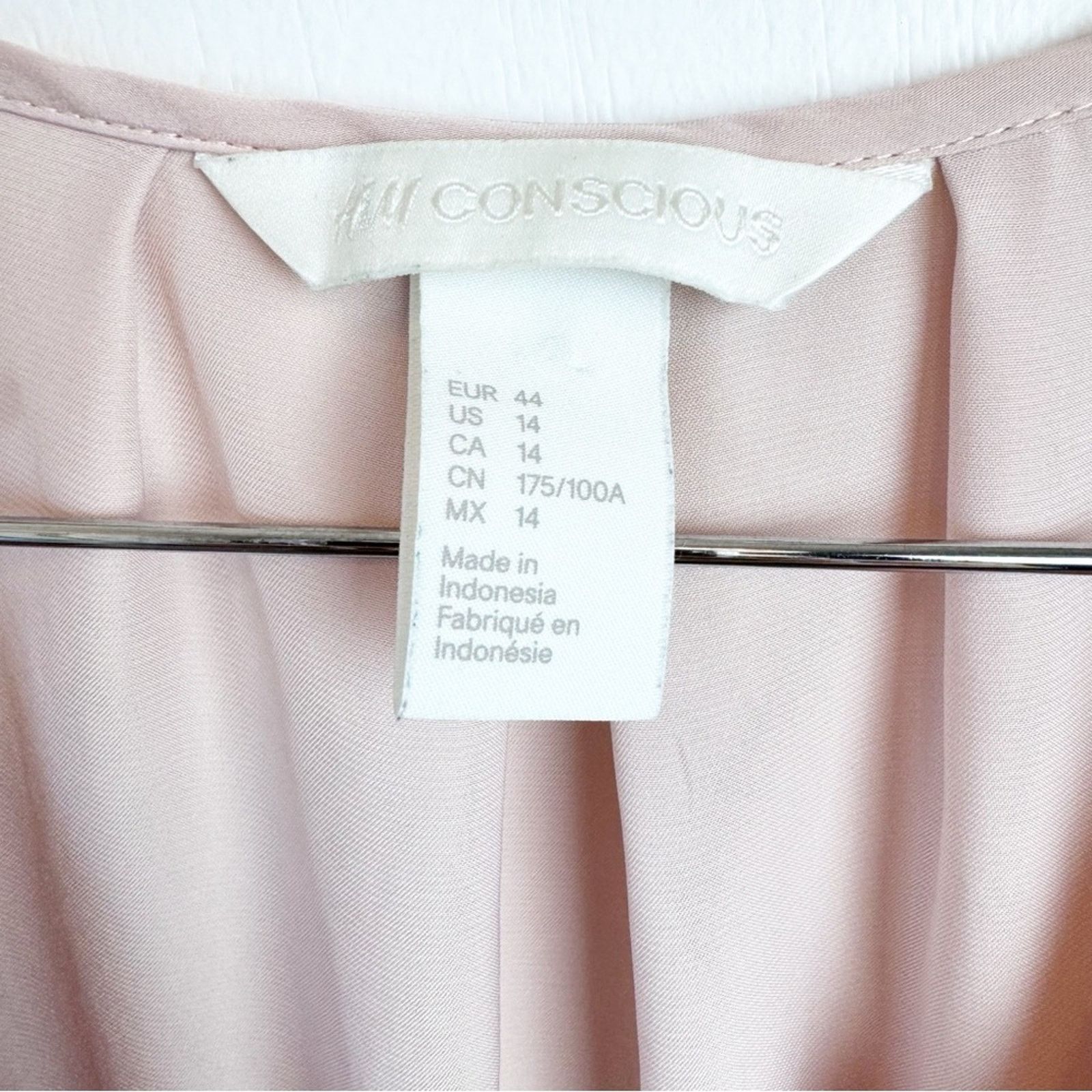 H&M H&M Blush Popover Vee Neck Blouse Women’s Size Medium Size M / US 6-8 / IT 42-44 - 3 Thumbnail