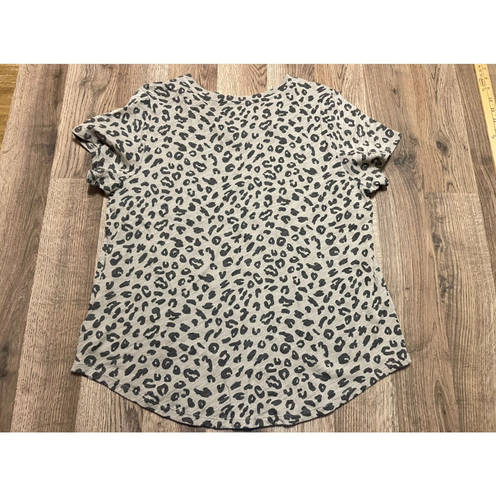Old Navy Old Navy Shirt Women’s Size Large Green Cheetah print T-Shirt Short Sleeve Casual Modern Basic Regular Fit Size L / US 10 / IT 46 - 2 Thumbnail