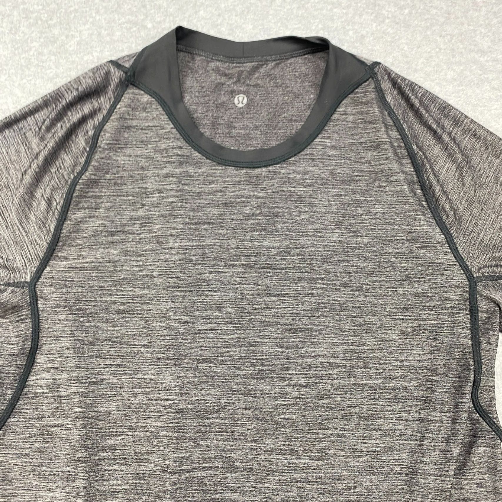Lululemon Lululemon Reversible Shirt Mens Medium Black Heather Gray Short Sleeve Active Size US M / EU 48-50 / 2 - 2 Thumbnail