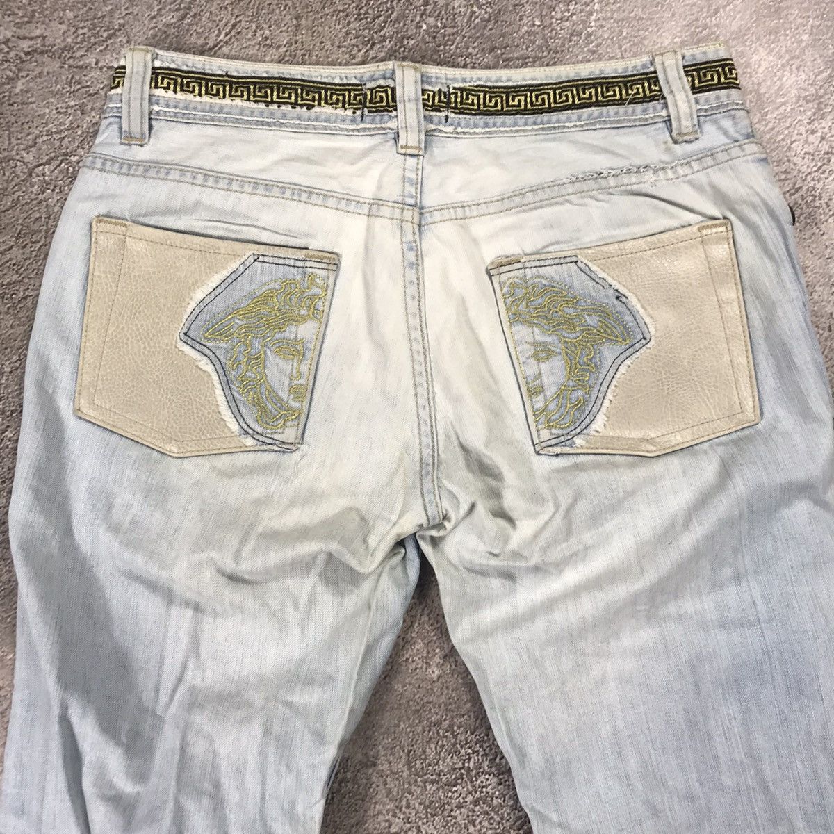 Vintage Vintage 90s Versace Jeans Couture Baggy Faded Jeans Logo 28 Size 28" / US 6 / IT 42 - 7 Thumbnail