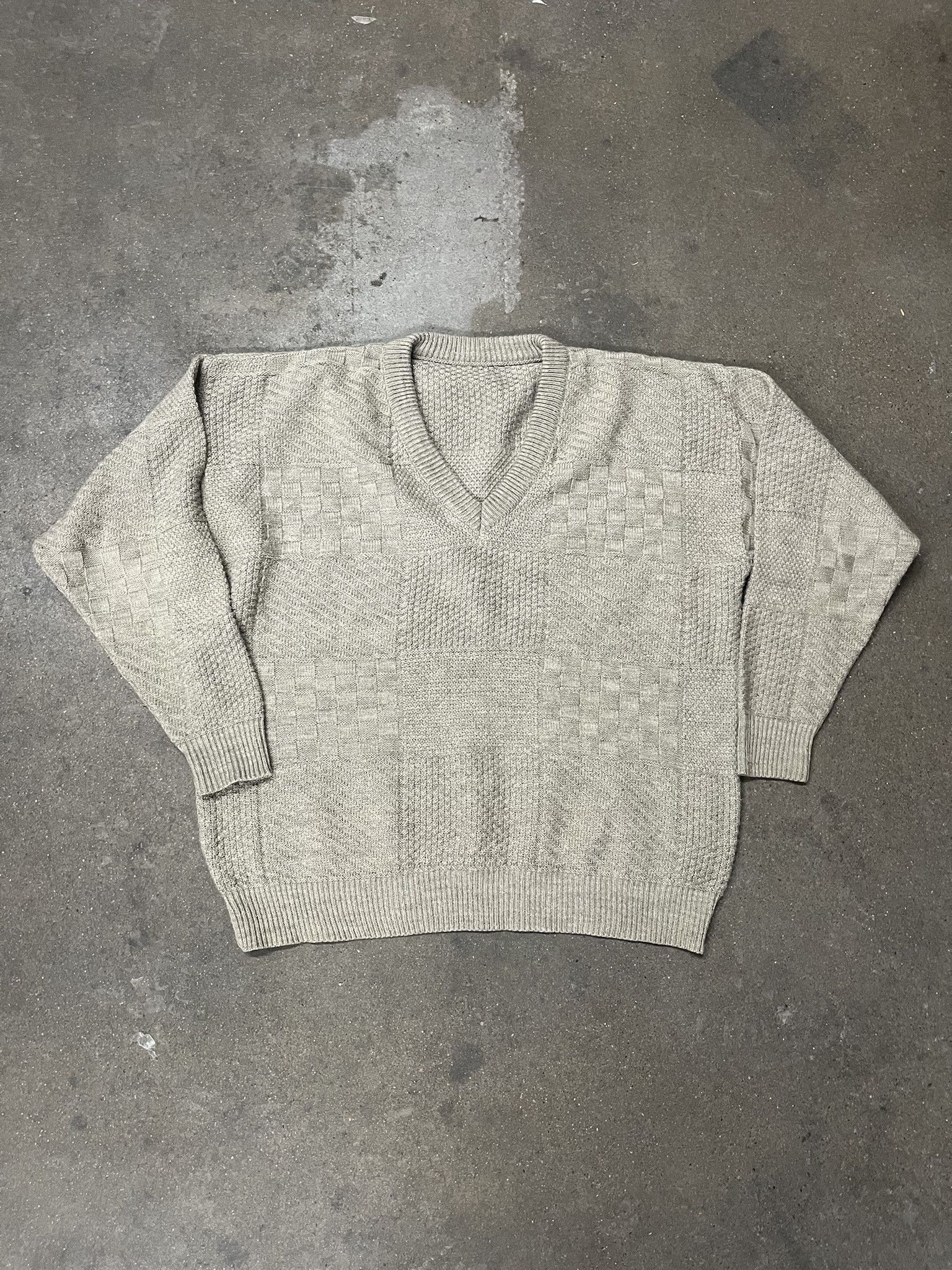 Vintage Vintage 2000s Tonal Taupe 3D Knit V Neck Sweater Size L Size US L / EU 52-54 / 3 - 1 Thumbnail