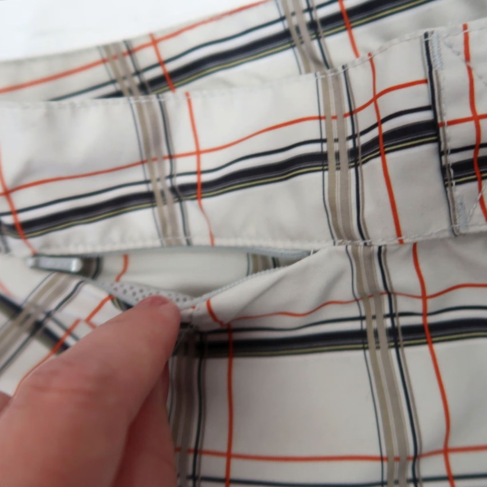 Helly Hansen VINTAGE Helly Hansen Cream Plaid Board Shorts Swimwear Womens 32 Board Shorts Womens Plus Polyester Plaid Cream 32 Girls? Size 24" / US 00 / IT 34 - 6 Thumbnail