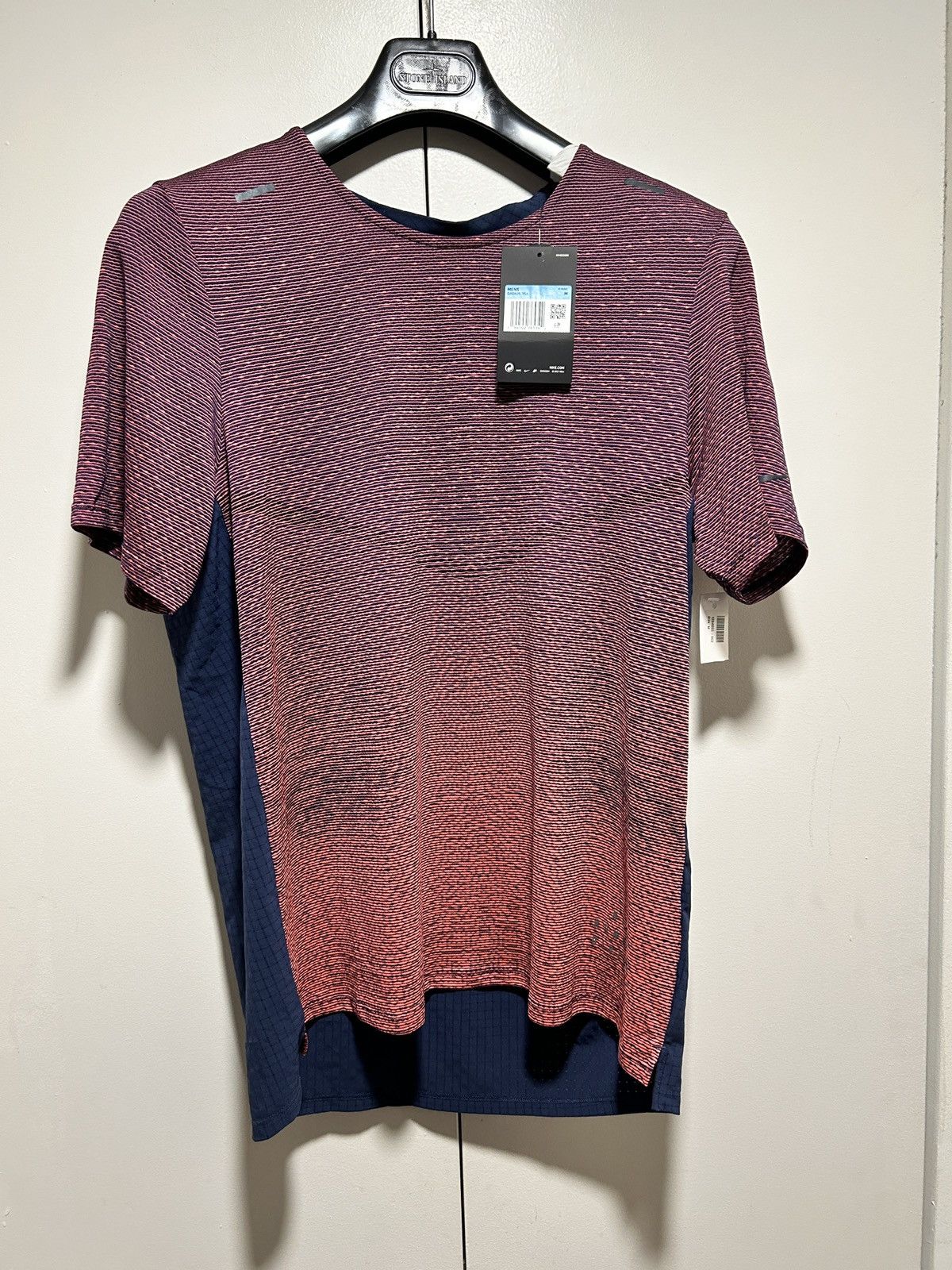 Nike Men’s Nike pinnacle run division short sleeve running Size US M / EU 48-50 / 2 - 1 Thumbnail