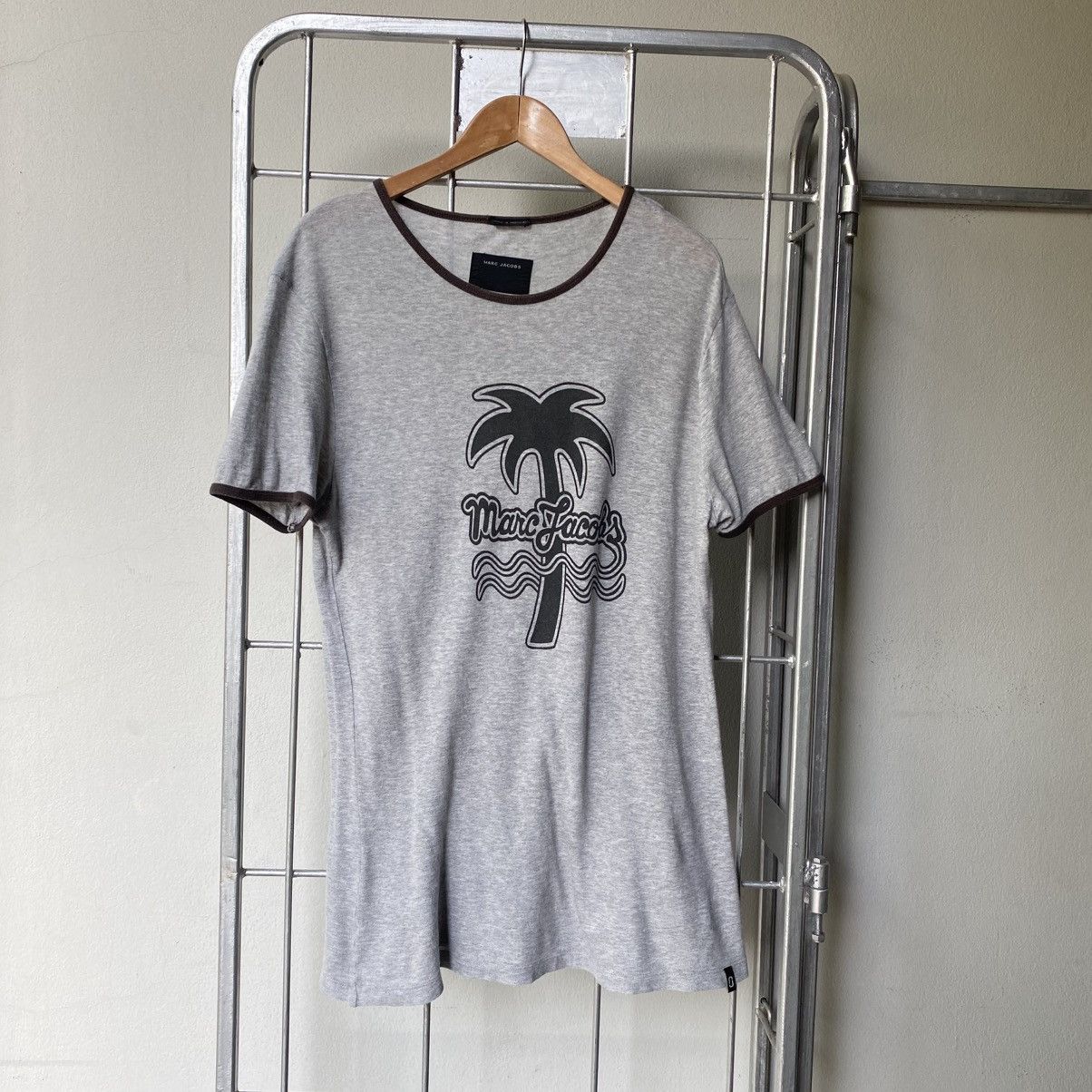 Marc Jacobs MARC JACOBS Gray Tee with Brown Collar & Logo Print Size US L / EU 52-54 / 3 - 1 Thumbnail