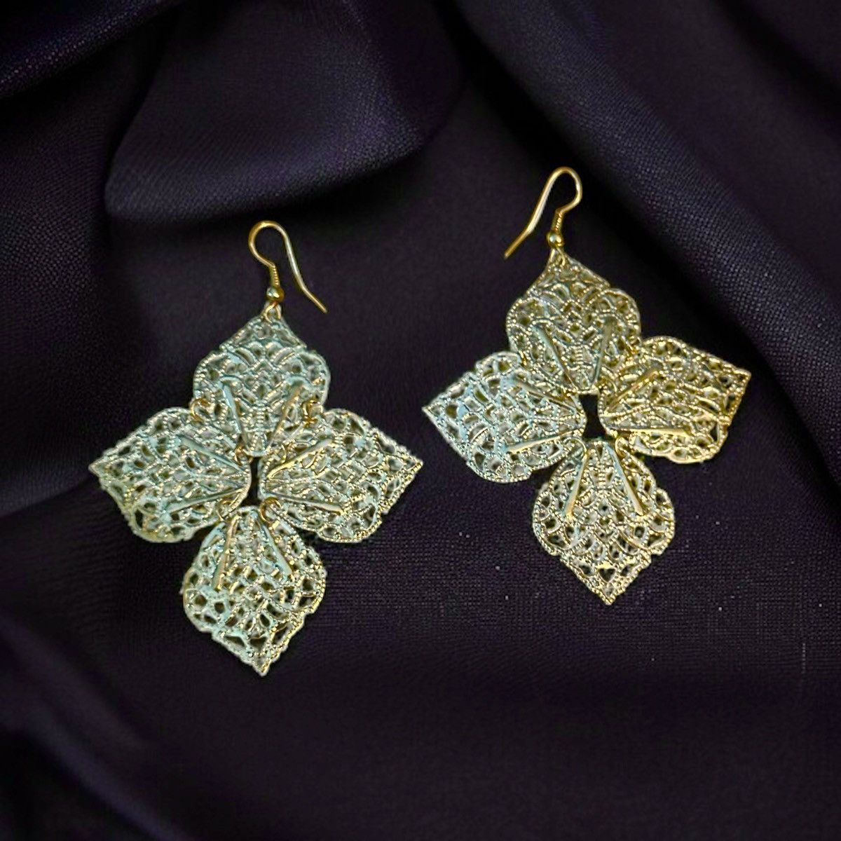 Other Gold tone articulated filigree leaves earrings Size ONE SIZE - 1 Thumbnail
