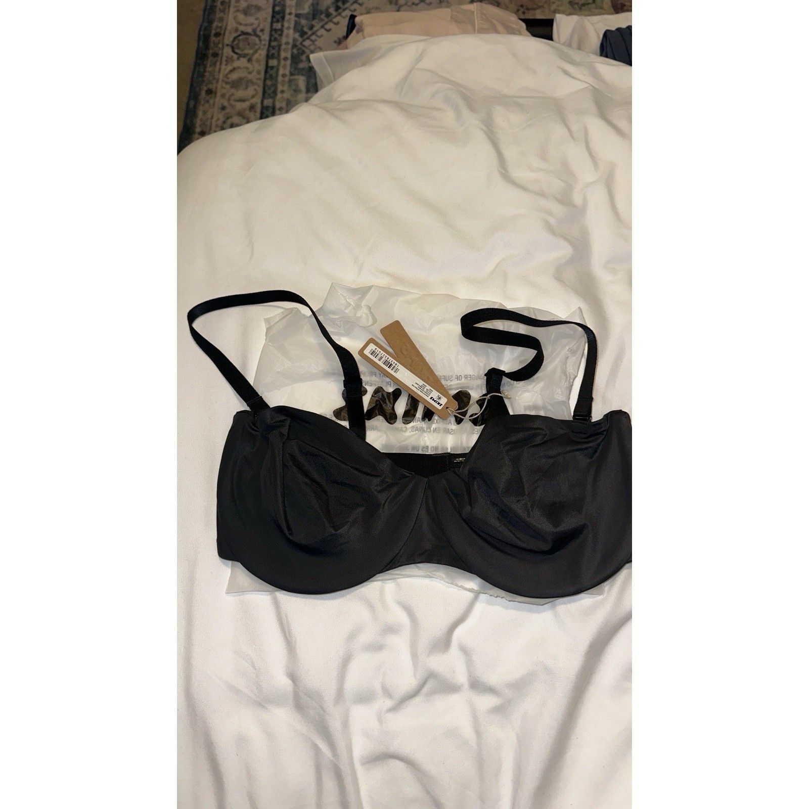 SKIMS NWT SKIMS SMOOTHING UNLINED STRAPLESS BRA Size ONE SIZE - 1 Thumbnail