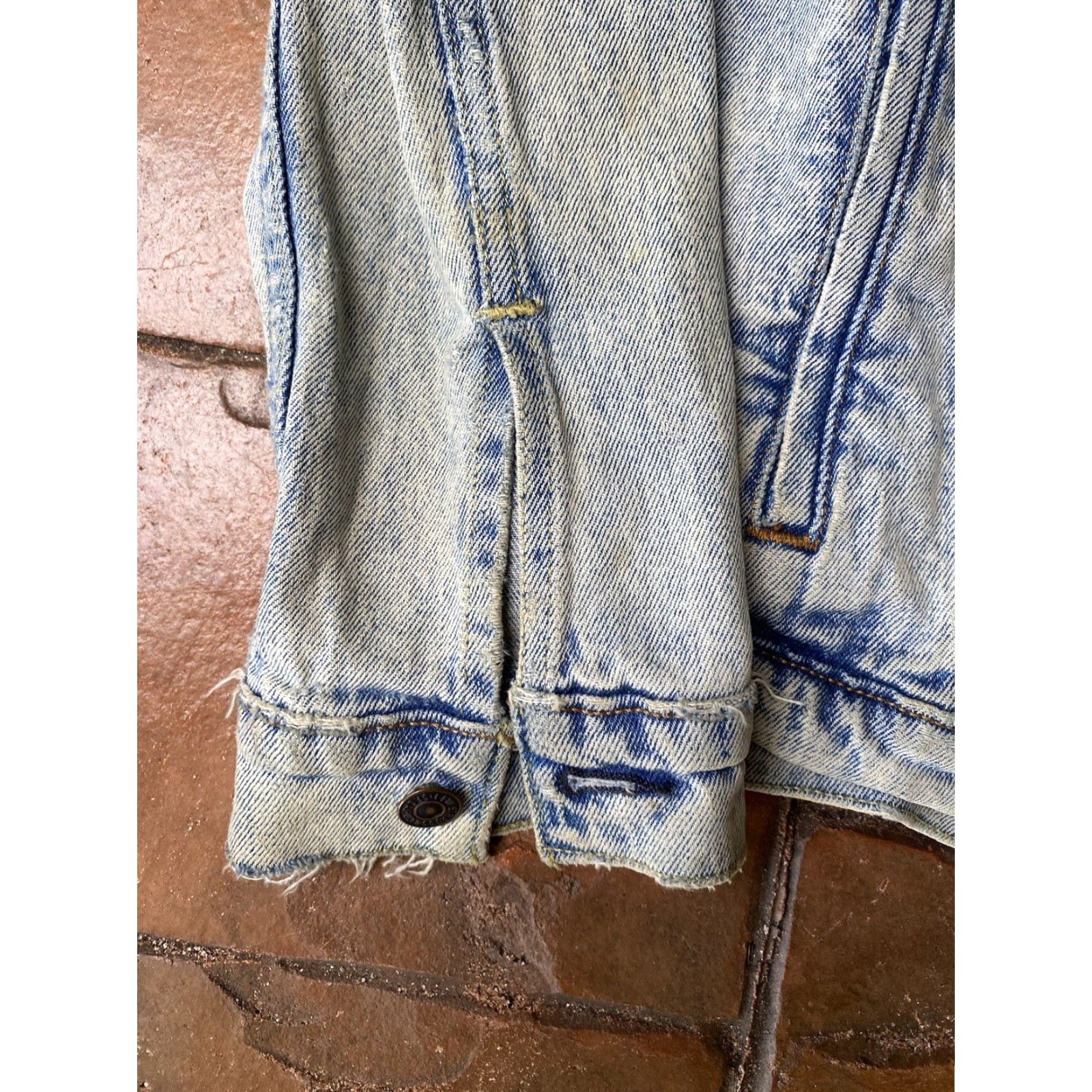 Levi's VINTAGE Levi's Trucker Denim Jacket Men Medium Blue 90s Y2K Distressed Lightweight All Seasons Size US M / EU 48-50 / 2 - 7 Thumbnail