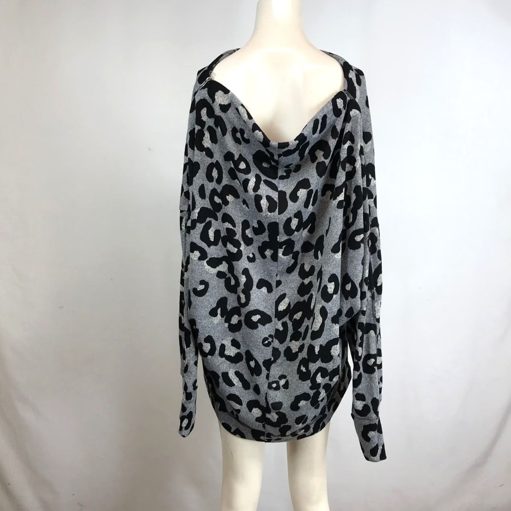 Vintage White Birch Women's Cowl Neck Top 3X Leopard Print Long Sleeve Gray Casual T-Shirt Made in USA Size XXL / US 16-18 / IT 52-54 - 4 Thumbnail