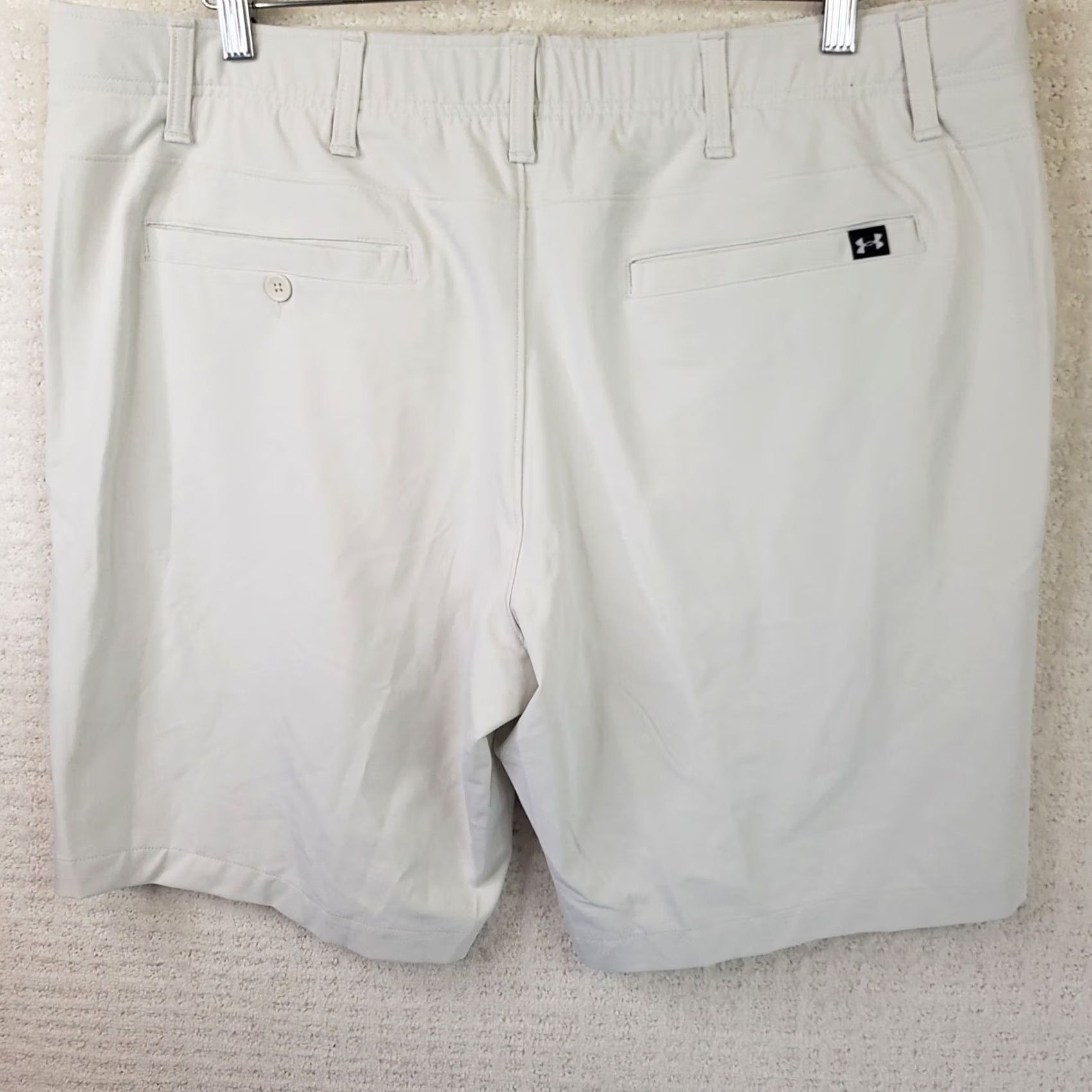 Under Armour Under Armour Shorts Casual Men's 40x10 Khaki Beige Polyester Spandex Relaxed Inseam 10" Cargo Button Zipper Logo Breathable EUC Size US 40 / EU 56 - 4 Thumbnail