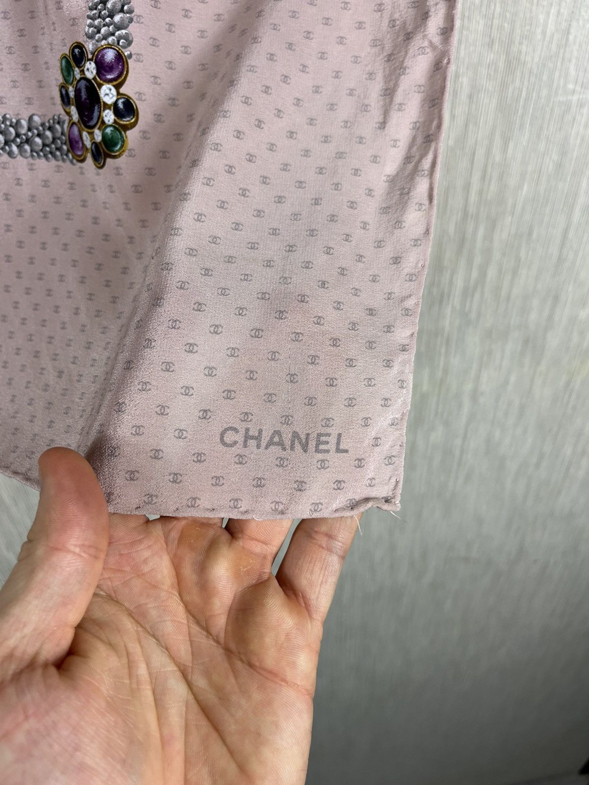 Chanel × Vintage Vintage Chanel silk scarf monogram shiny pearls brooch logo Size ONE SIZE - 6 Thumbnail