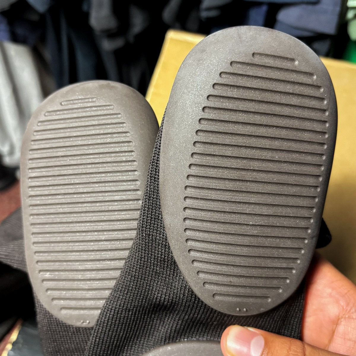 Yeezy Yeezy Pods Size 2 Black Size US 10 / EU 43 - 3 Thumbnail