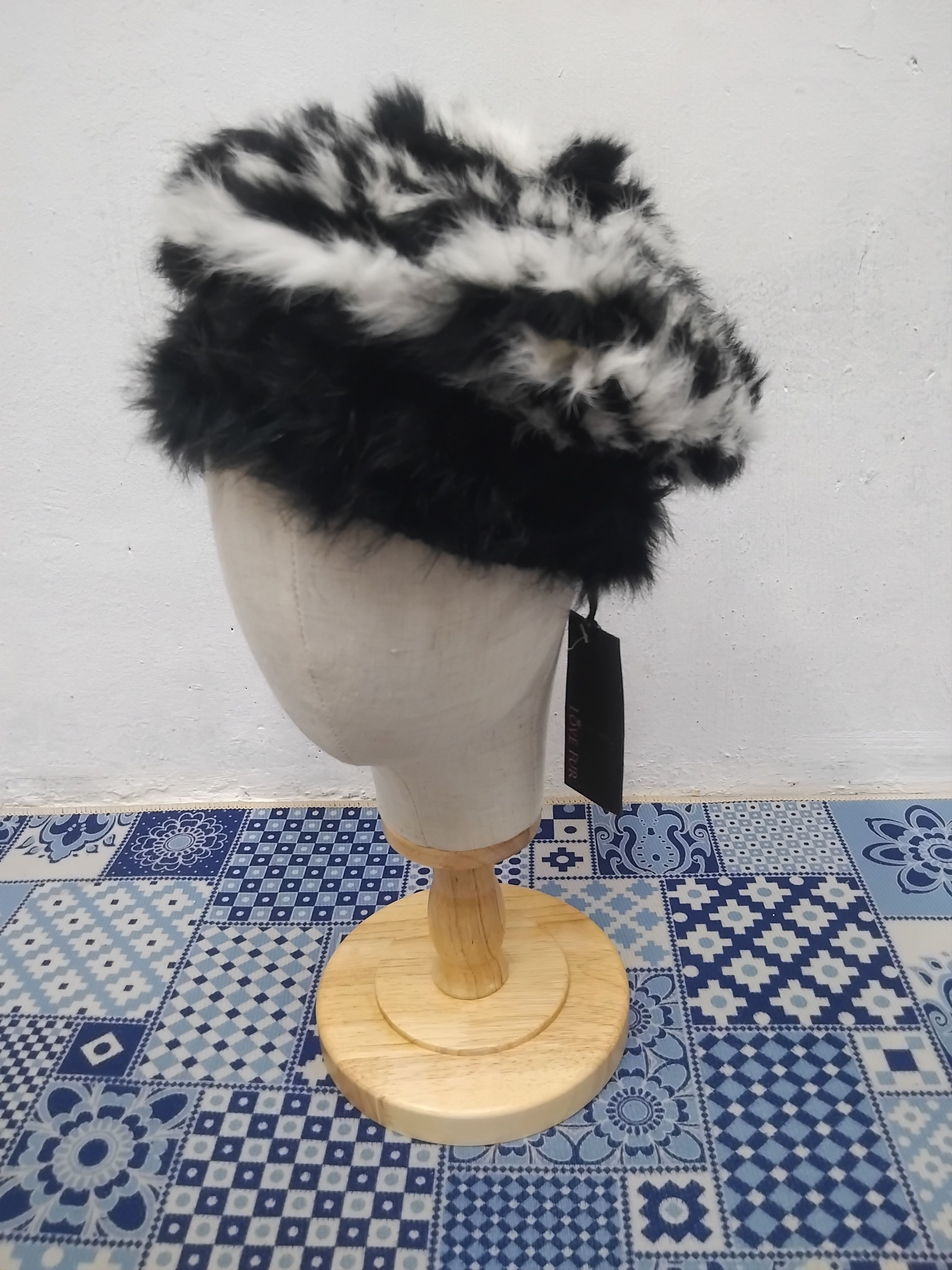 Japanese Brand 💥Love fur black white Barrett Size ONE SIZE - 6 Thumbnail