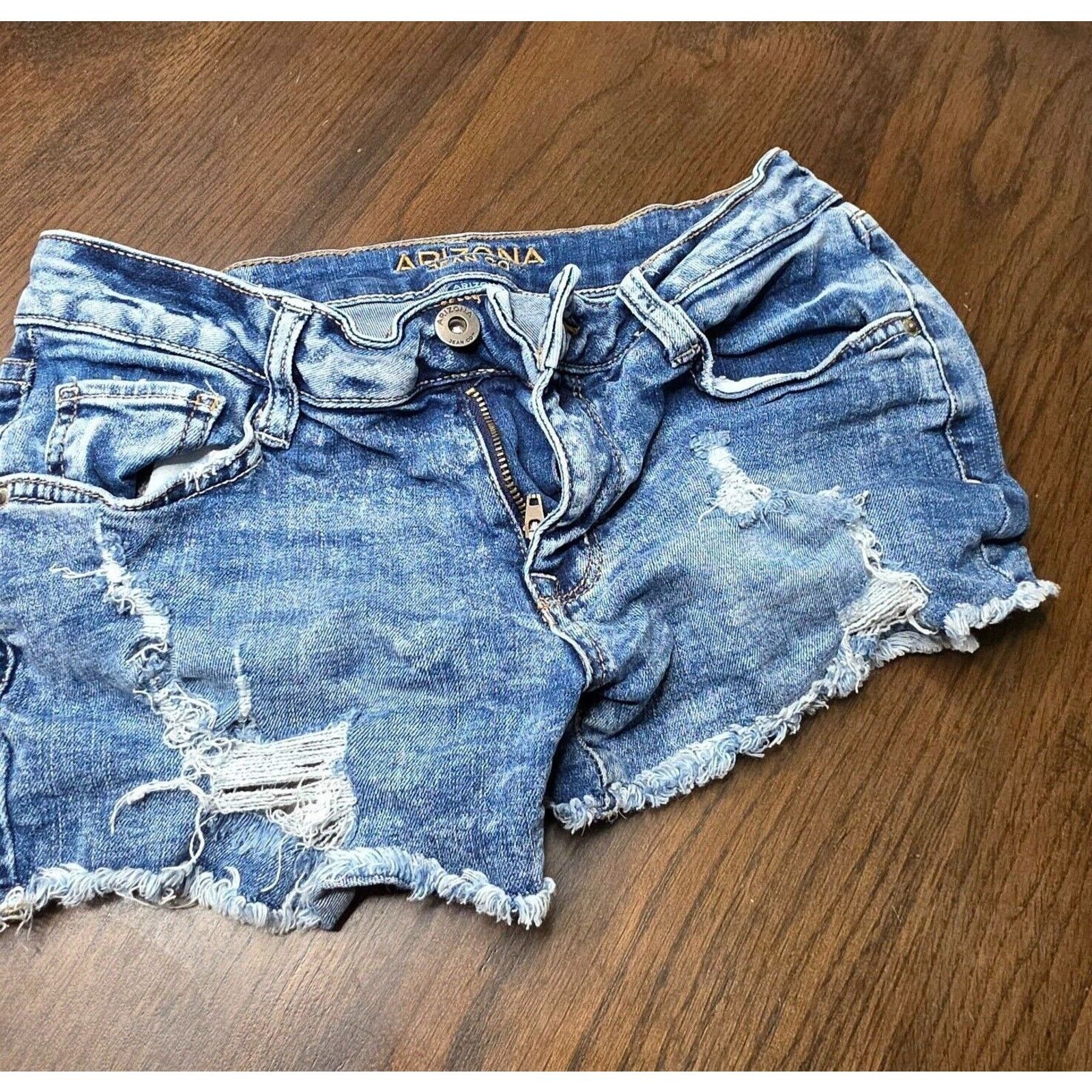 Arizona Jean Co. Arizona distressed jean shorts. soft & stretchy size 1 Size 25" / US 0 / IT 36 - 12 Thumbnail