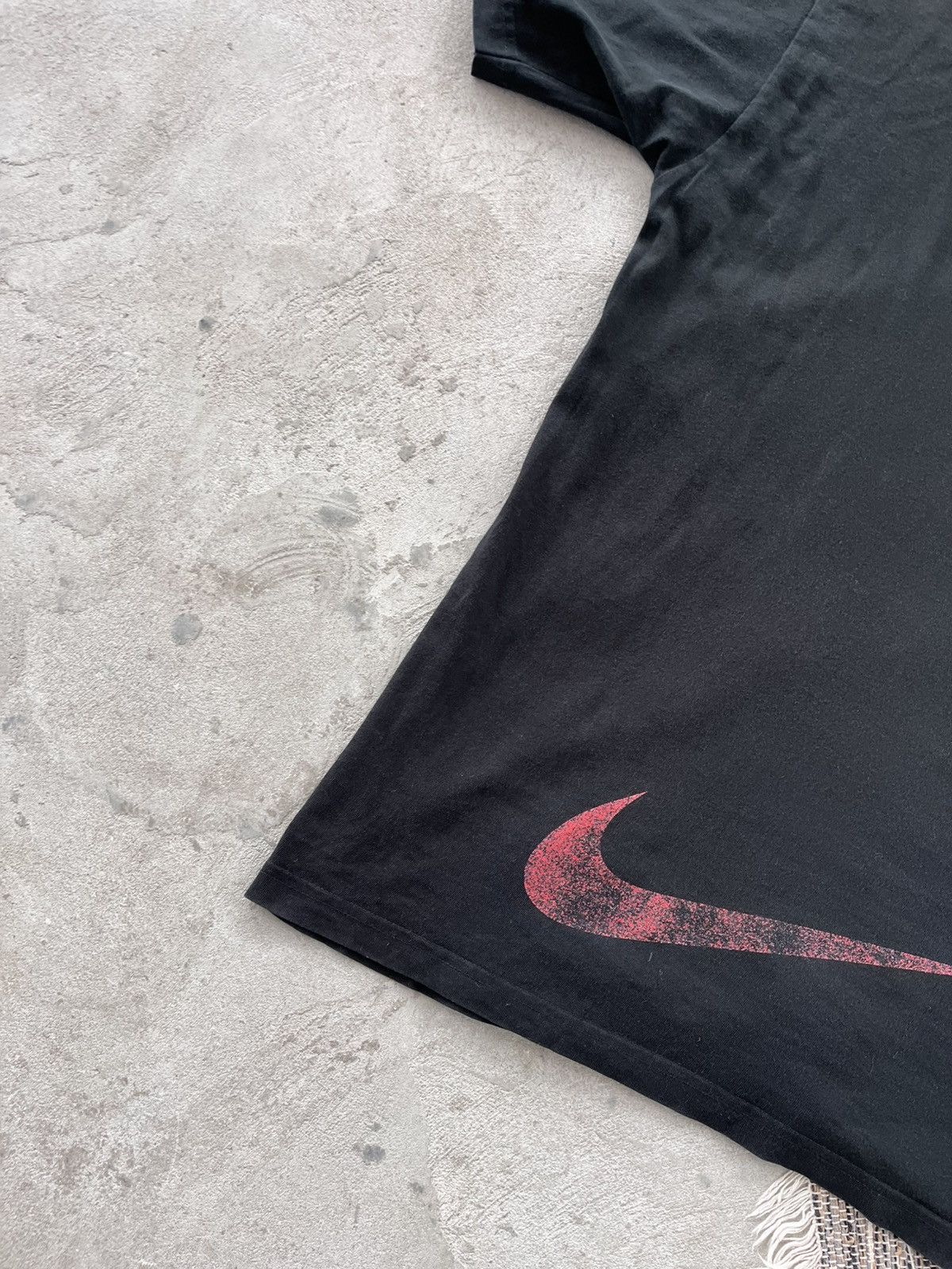 Nike 90s Vintage Nike Black Center logo Tshirt Big Swoosh Back Size US L / EU 52-54 / 3 - 10 Thumbnail
