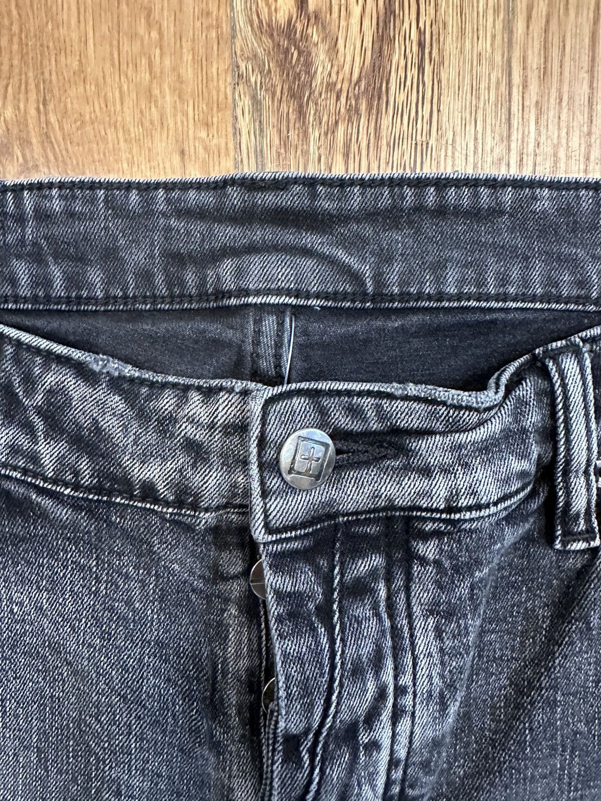 Ksubi Ksubi Knee Rip Logos Faded Black Denim Jeans Size 36 Size US 36 / EU 52 - 3 Thumbnail