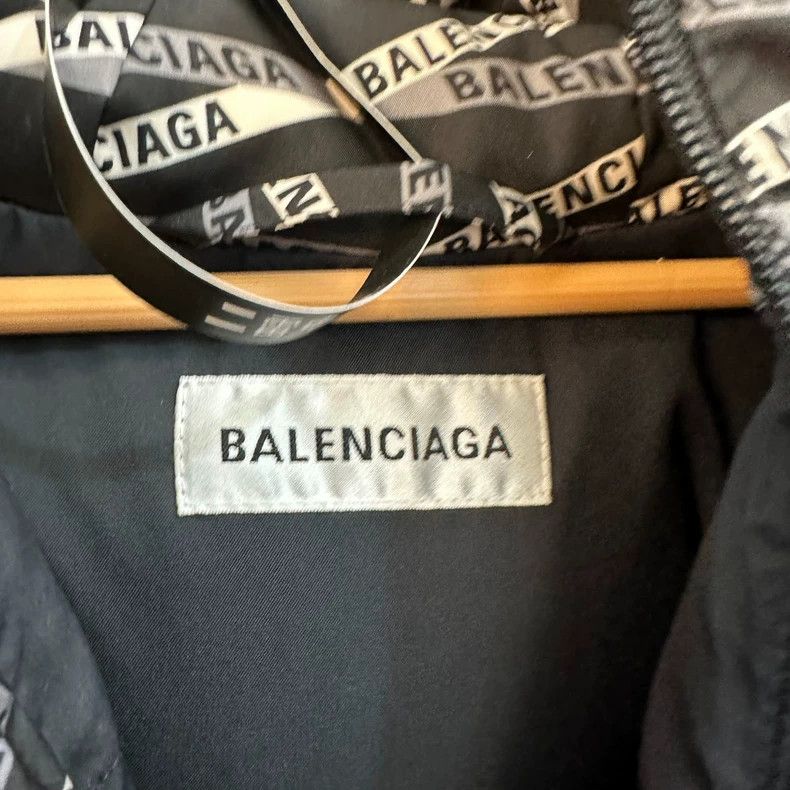 Balenciaga Balenciaga size 38 Puffer Jacket Full Print, Size 38 Runs Size S / US 4 / IT 40 - 4 Thumbnail