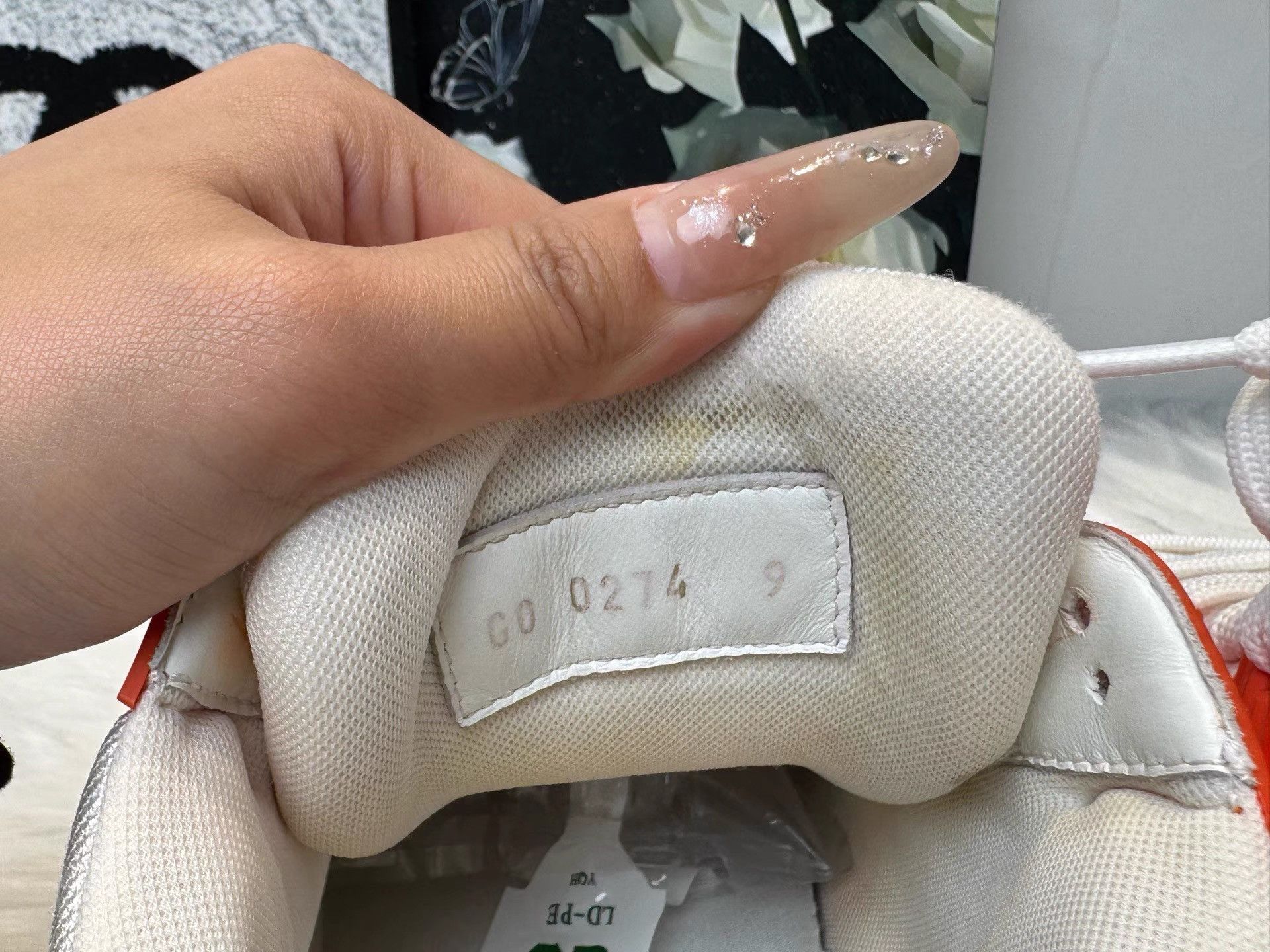 Louis Vuitton Louis Vuitton White Orange Crystal Logo Trainer K36 Size US 9 / EU 42 - 5 Thumbnail