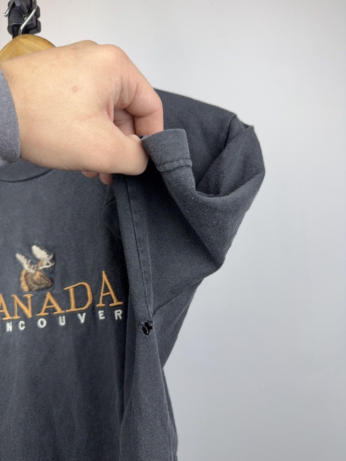 Vintage Vintage 90s Canada Vancouver Embroidered Moose Tee 🦌 Size US S / EU 44-46 / 1 - 5 Thumbnail