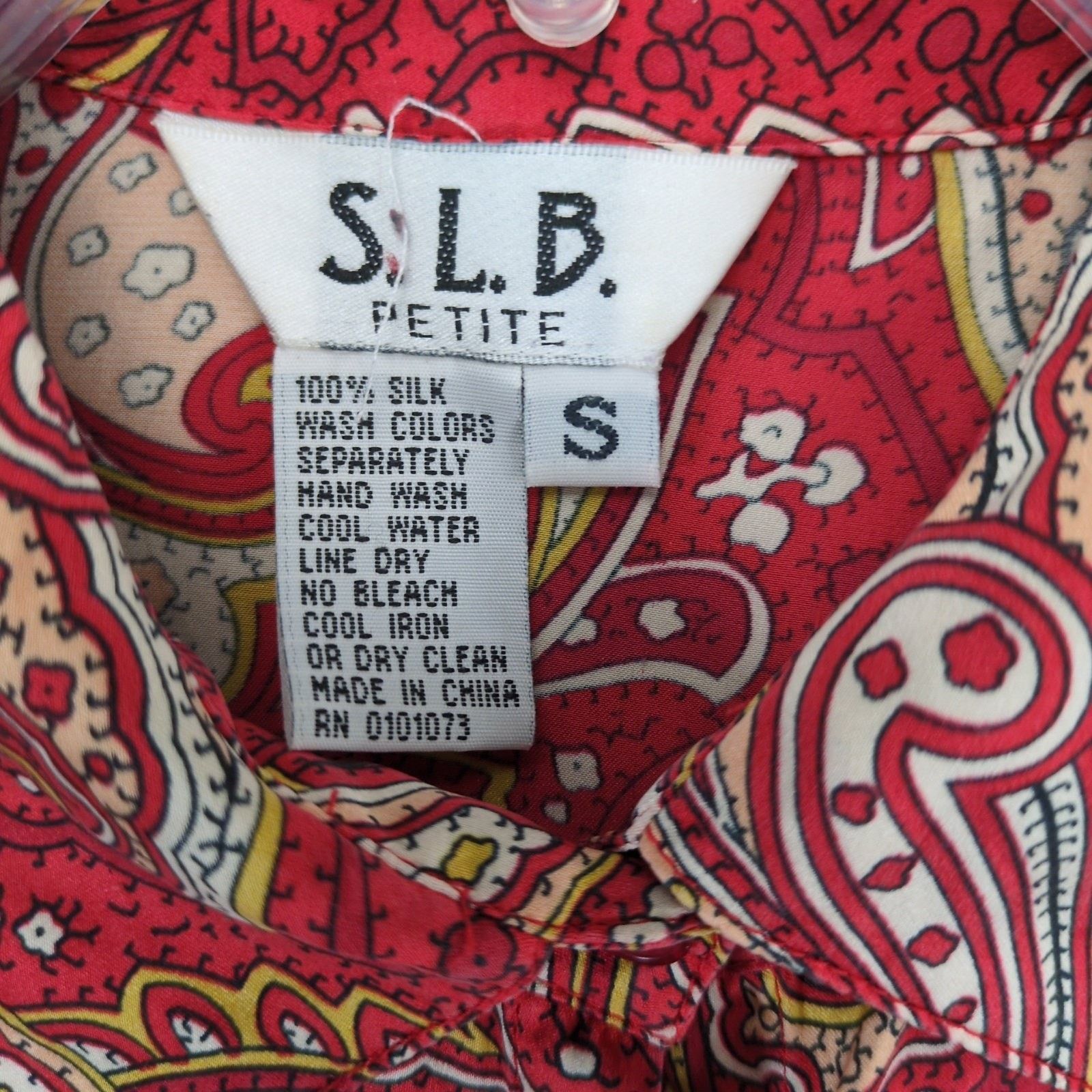 Vintage SLB Women's S Petite 100% Silk Red Paisley Button Up Blouse Size S / US 4 / IT 40 - 2 Thumbnail
