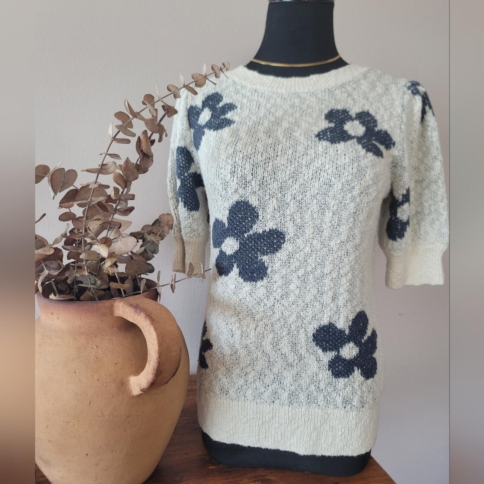 Sonoma Sonoma Cream and Navy Flower Short Sleeve Sweater Sz Sm Size S / US 4 / IT 40 - 1 Thumbnail