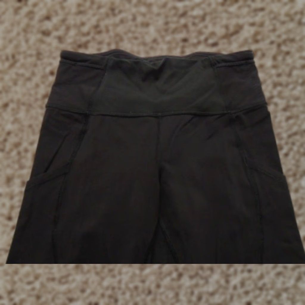 Lululemon Lululemon Women Shorts 6 Black Poly Blend Pull On Activewear Capri Leggings Size 27" / US 4 / IT 40 - 1 Thumbnail