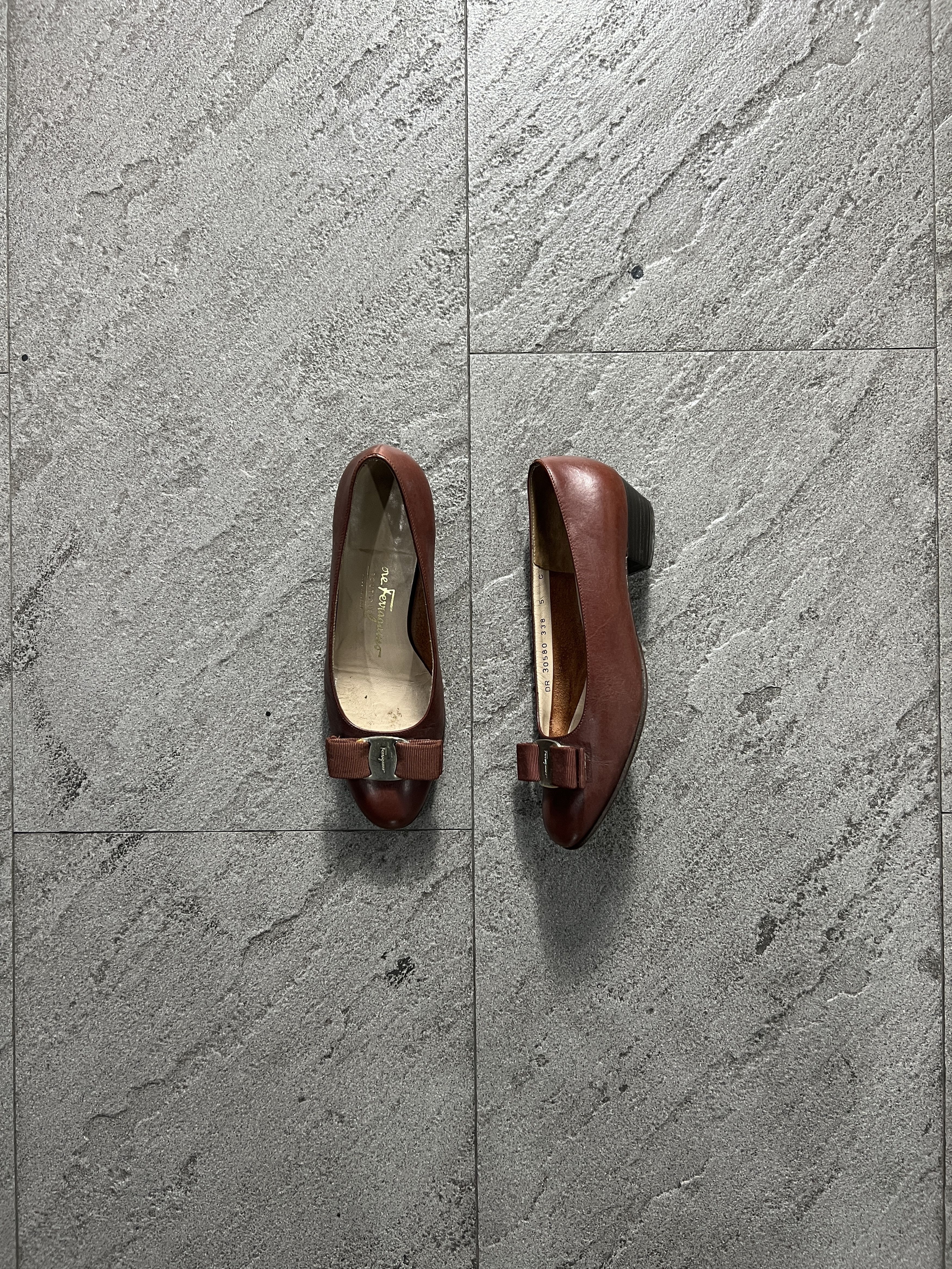 Salvatore Ferragamo Ferragamo Vara Bow Pumps Brown Leather Size 5C Size US 5 / IT 35 - 3 Thumbnail