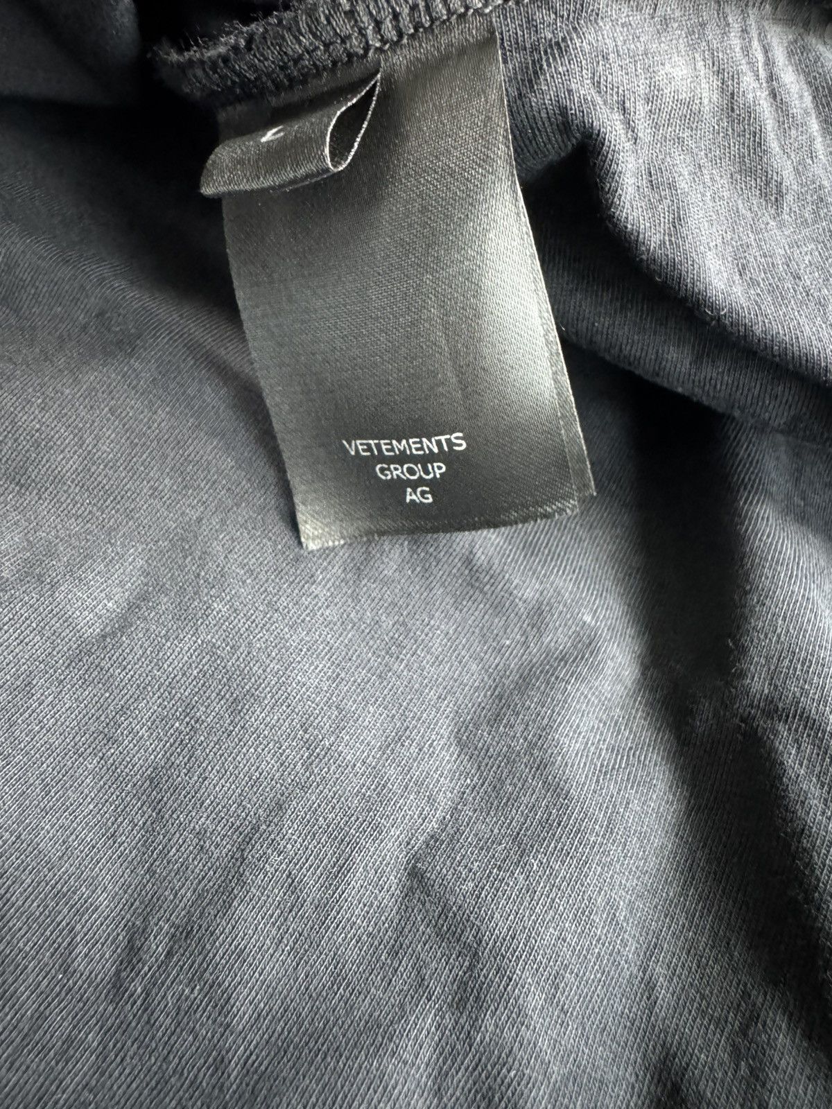 Vetements VETEMENTS Metalized Wrinkled 'Not Mom's Favorite' T-shirt Size US L / EU 52-54 / 3 - 11 Thumbnail