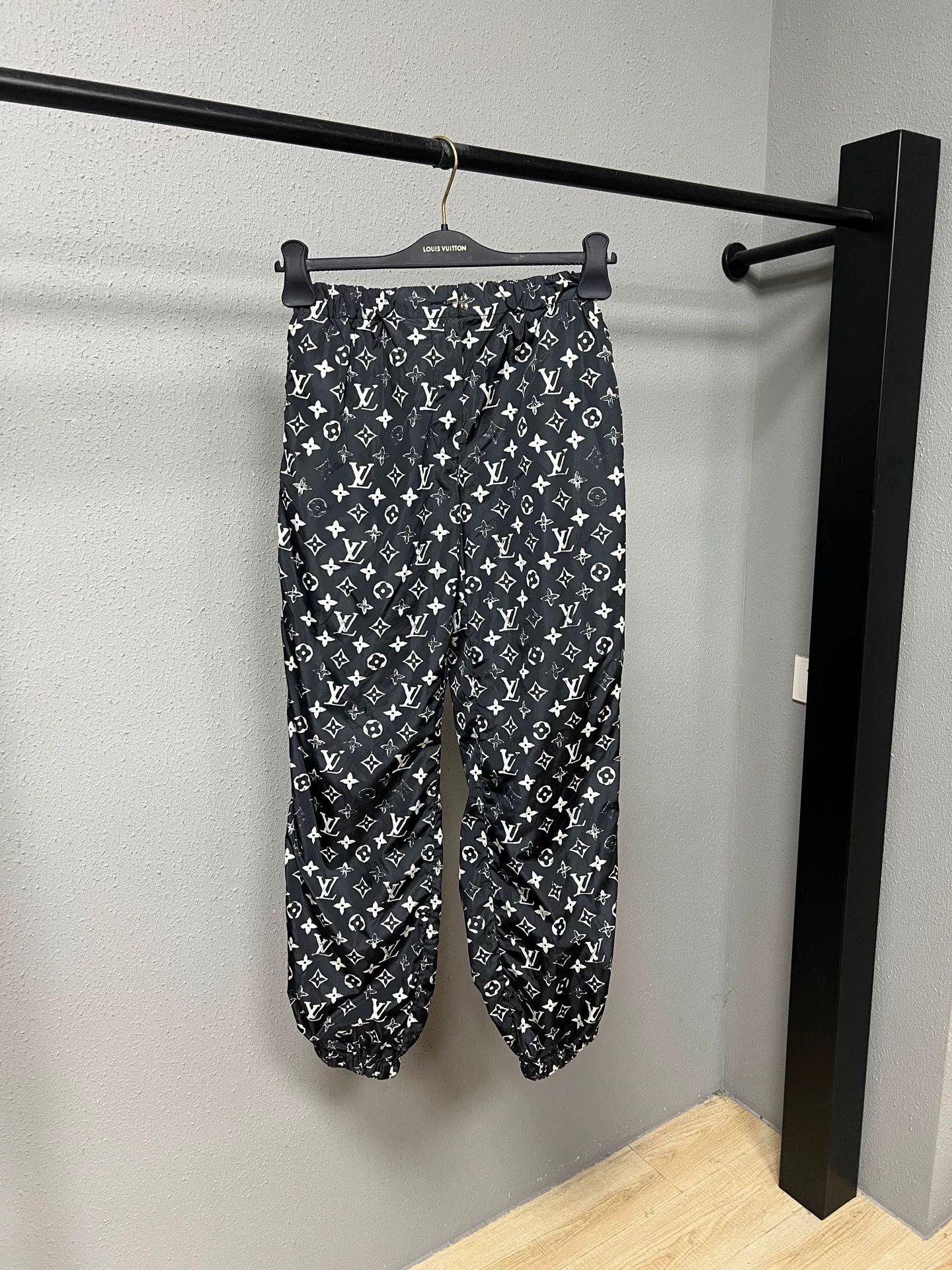 Louis Vuitton louis vuitton black monogram sports pants Size US 38 / EU 54 - 1 Thumbnail
