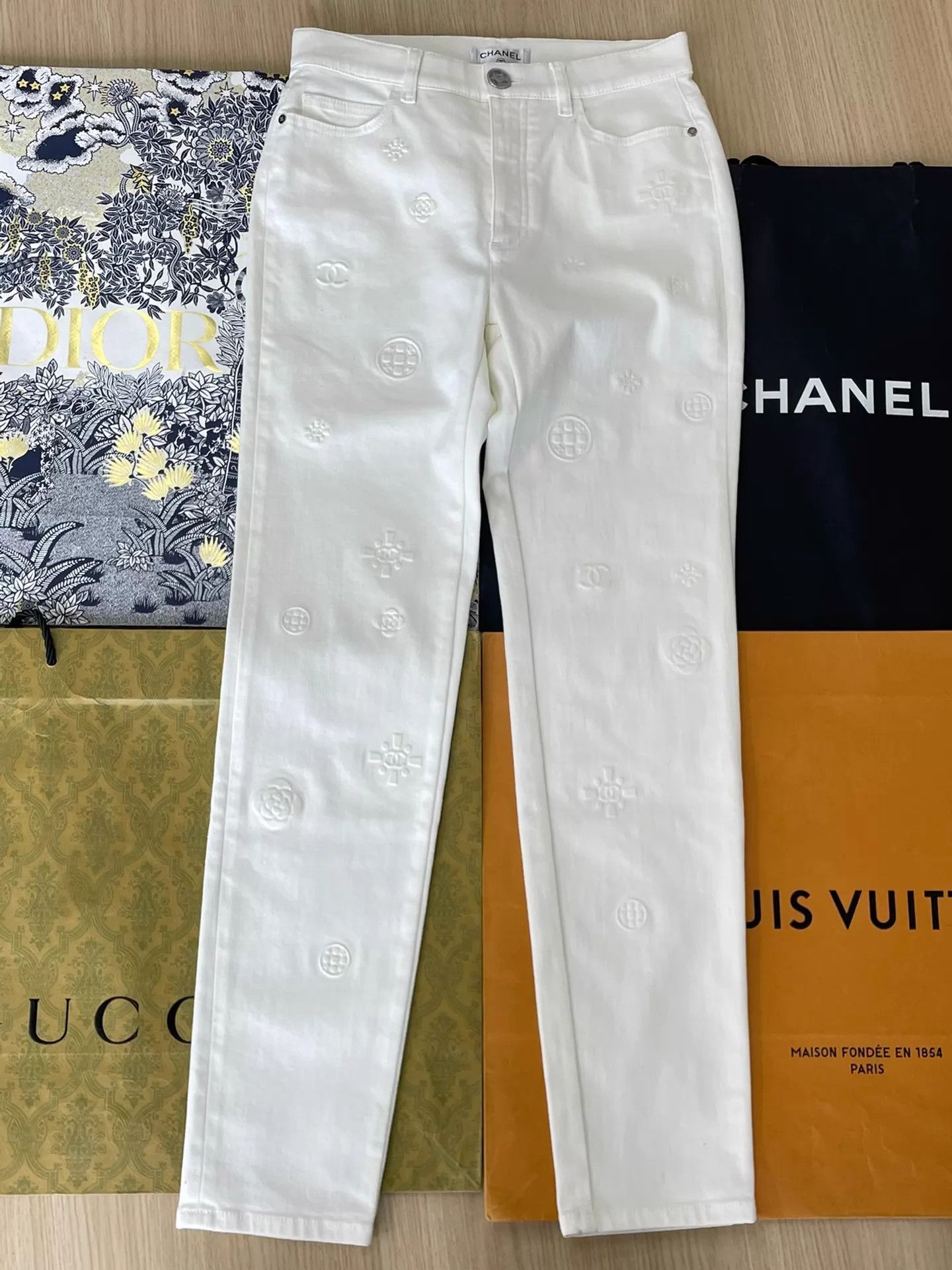 Chanel Chanel White Camellia Embossed Jeans 38 w/ Pouch Size 27" / US 4 / IT 40 - 1 Thumbnail