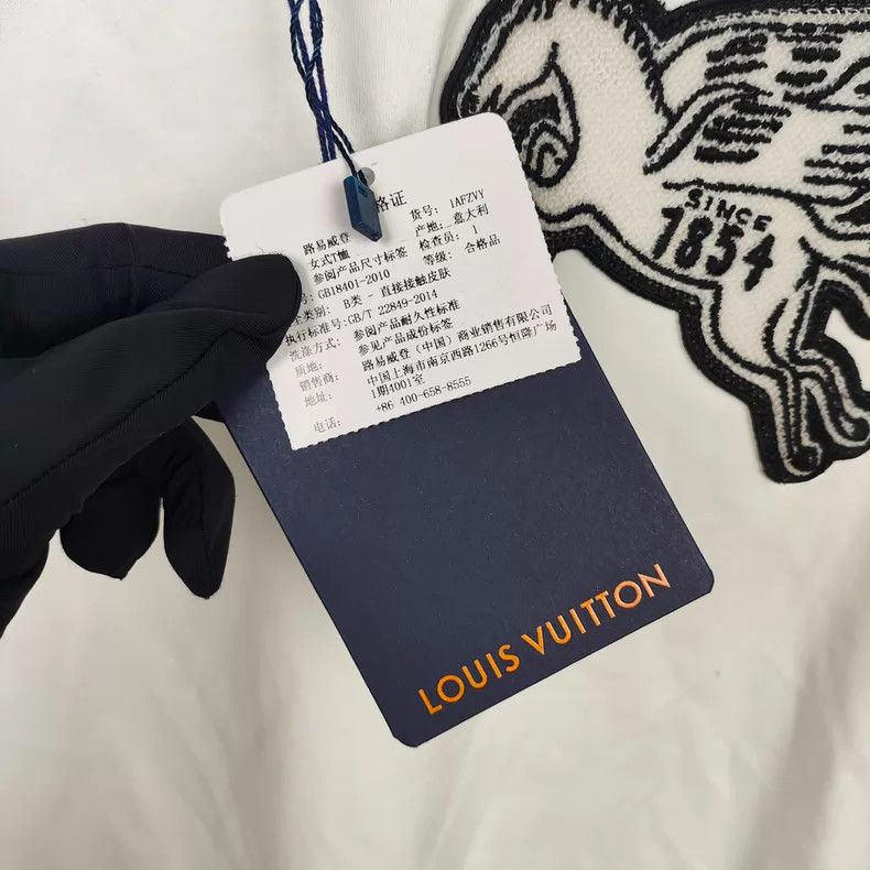 Louis Vuitton Louis Vuitton Black Pegasus Embroidered White short sleeve Size US L / EU 52-54 / 3 - 4 Thumbnail