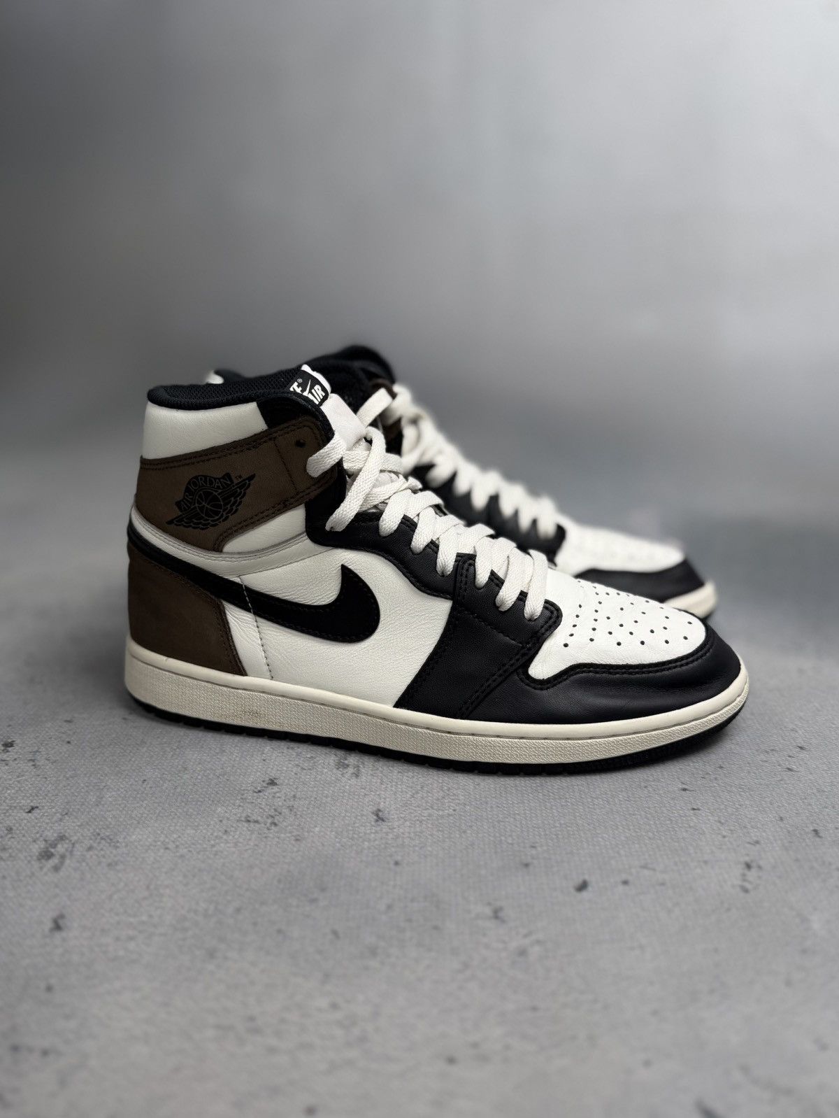 Jordan Brand Air Jordan 1 Retro High OG Dark Mocha Black White 2020 Men’s Size US 9.5 / EU 42-43 - 1 Thumbnail