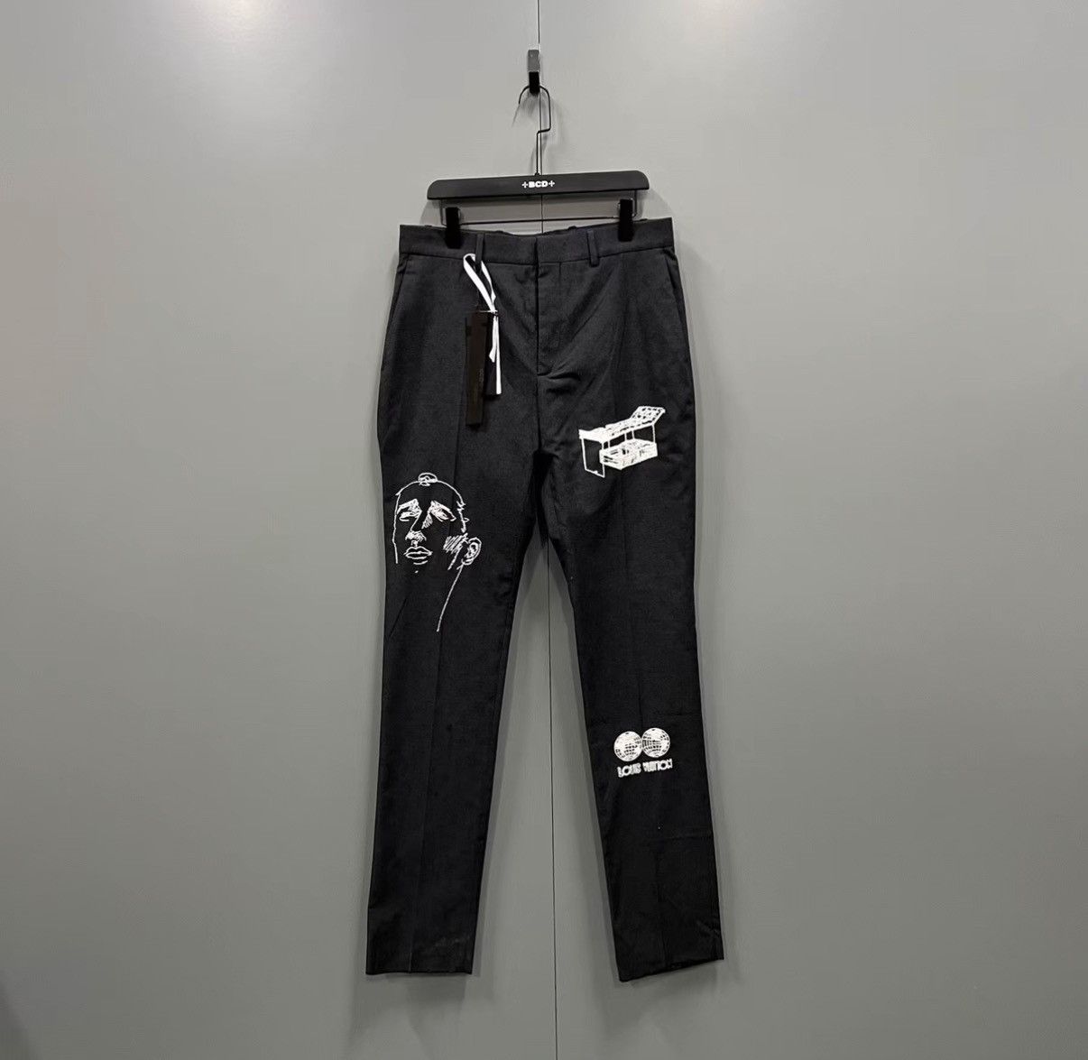Louis Vuitton Louis Vuitton 2023 Letter Embroidered Casual Pants J41 Size US 34 / EU 50 - 1 Thumbnail