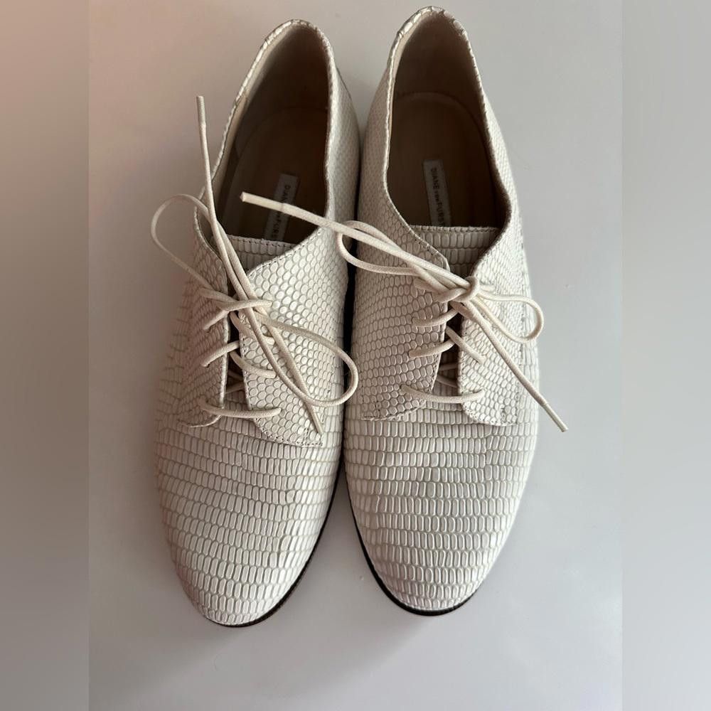 Diane von Furstenberg Diane von Furstenberg Ziggy Oxford White Lizard Loafer 9.5 Size US 9.5 / IT 39.5 - 2 Thumbnail