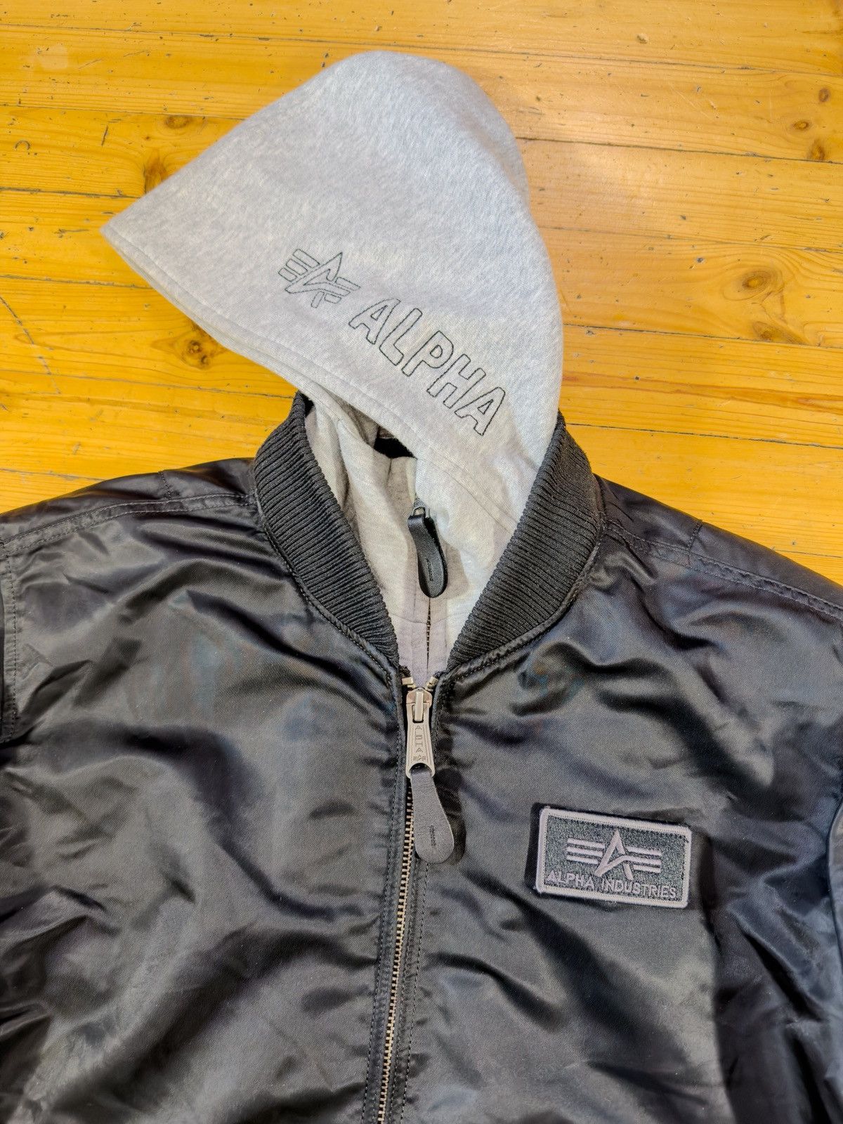 Alpha Industries Alpha industries with detachable gray hood bomber jacket Size US L / EU 52-54 / 3 - 2 Thumbnail