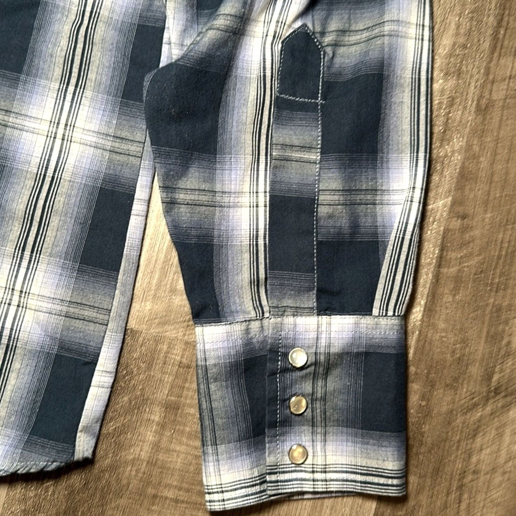 Vintage Plains Long Sleeve Pearl Snap Button-Up Shirt Medium Mens Blue Navy Plaid 65/35 Polyester/Cotton Regular Sleeve Size US M / EU 48-50 / 2 - 4 Thumbnail
